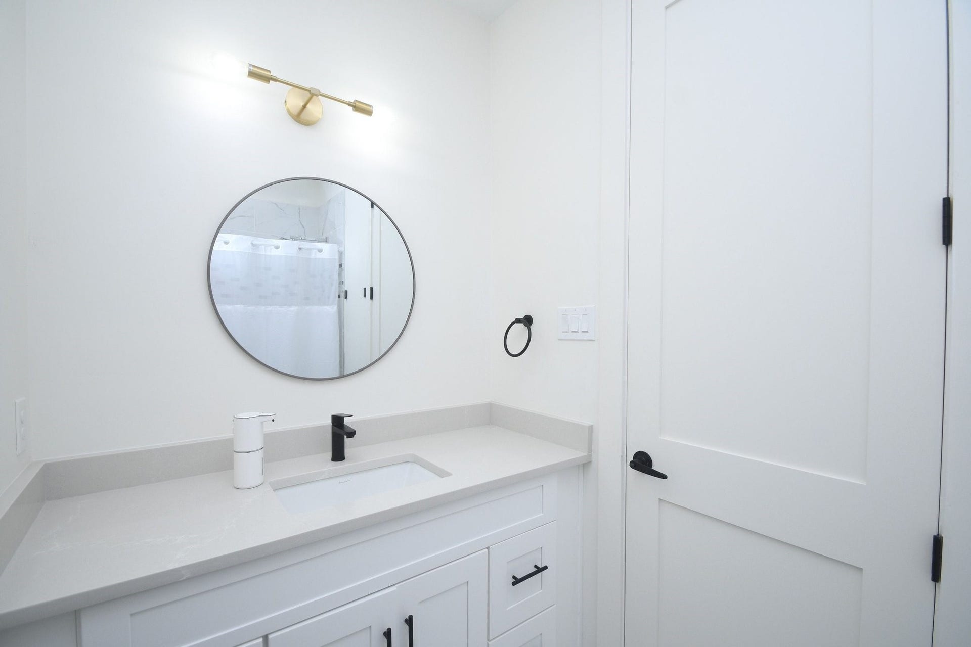 4031 Lanark Lane, #B, Houston, TX 77025 Jack and Jill bathroom