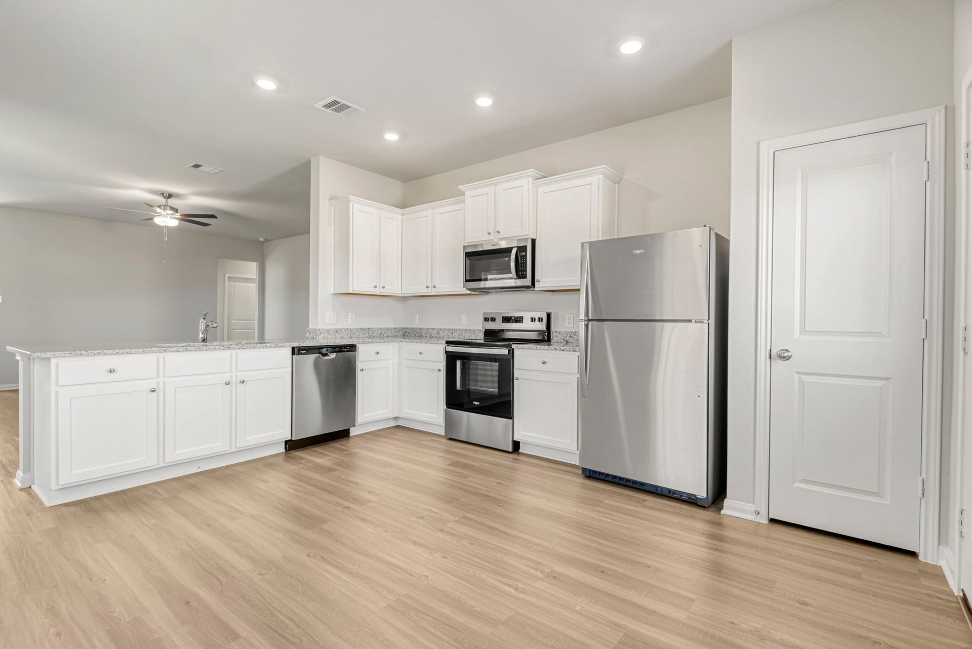 6414 Autumn Equinox Drive, Houston, TX 77048 Whirlpool kitchen appliances and granite countertops make this kitchen chef-ready!