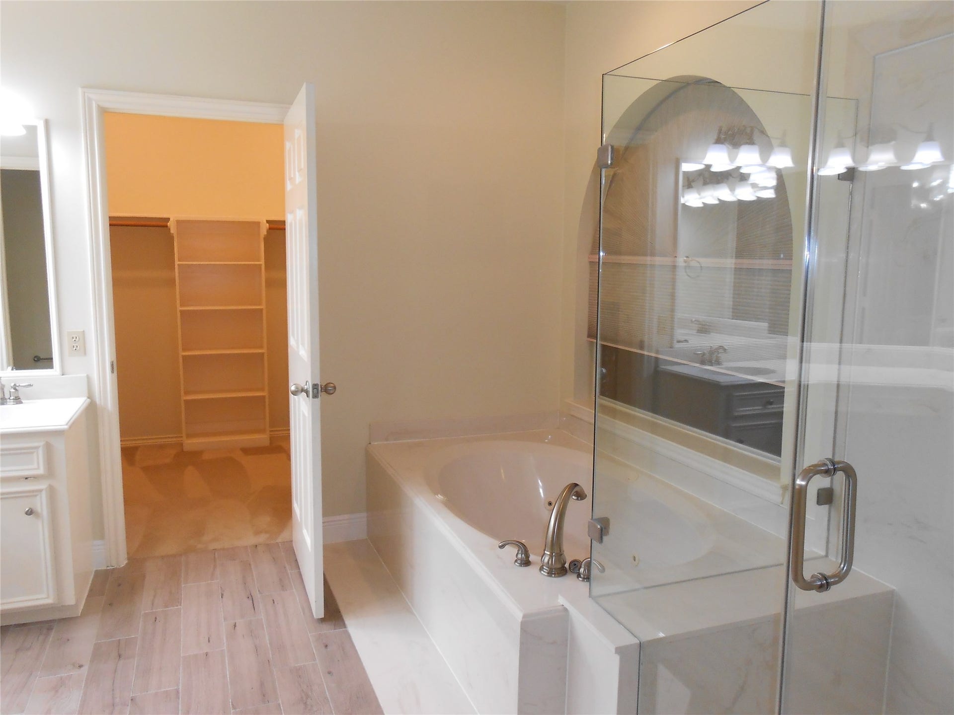 18 Crescent View Court, The Woodlands, TX 77381 18 Crescent View Court, The Woodlands, TX 77381