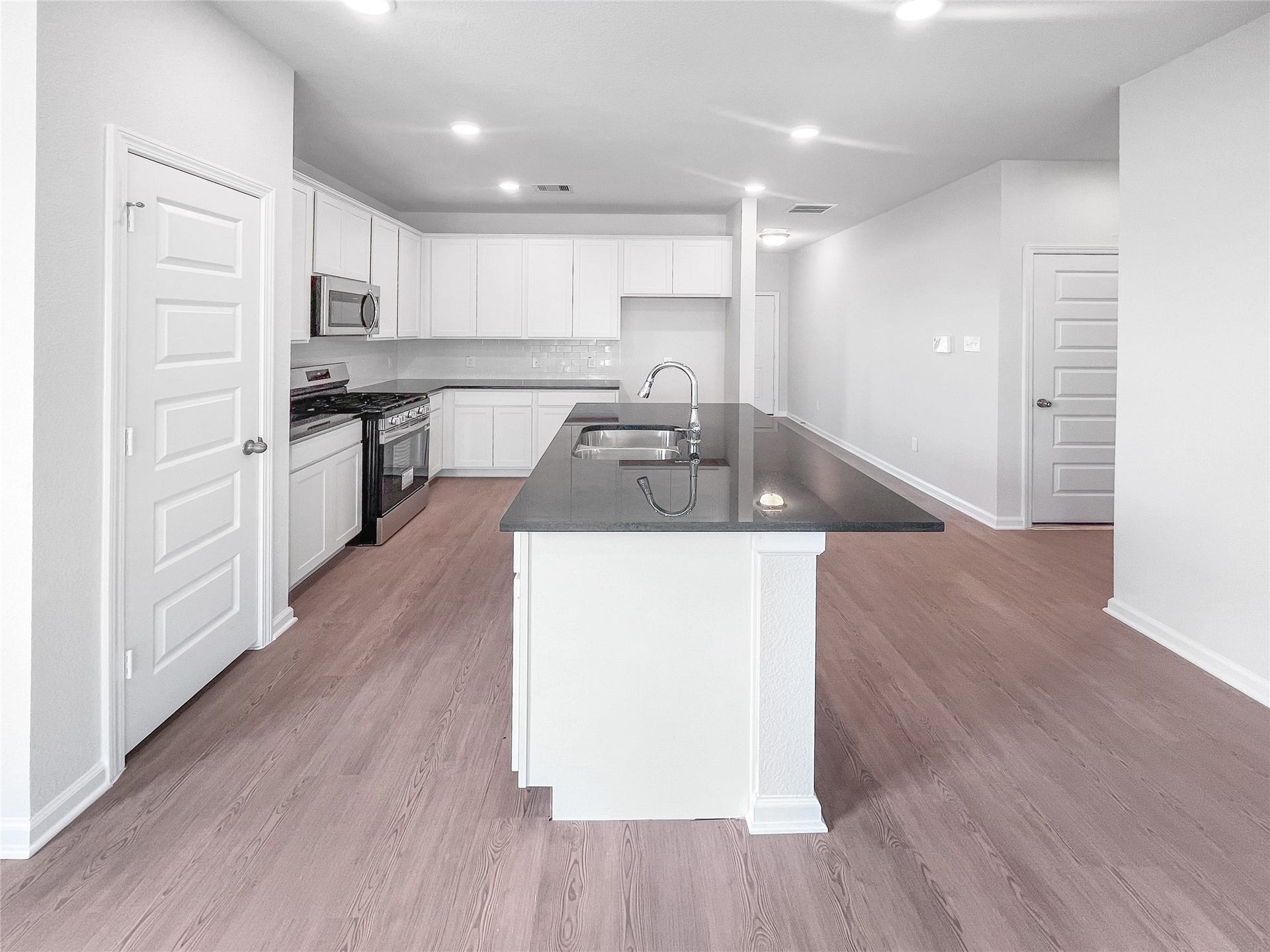 3442 Brushy Marsh Drive, Richmond, TX 77406 The Waring III- Kitchen with Large Island. Sample image for illustration; upgrades, options, and colors may vary.