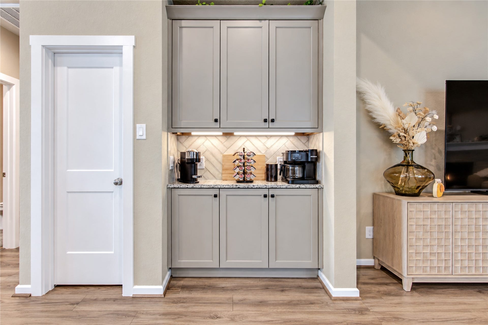 24911 Via Arabella Lane, Richmond, TX 77406 A convenient extension of the kitchen with additional cabinetry, counter space and a dedicated area for coffee or serving.