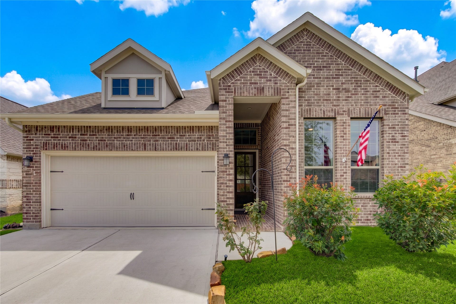 24911 Via Arabella Lane, Richmond, TX 77406 Welcome to 24911 Via Arabella Lane in Lakes of Bella Terra West. This beautifully maintained, single-story home offers quality finishes and thoughtful details throughout.