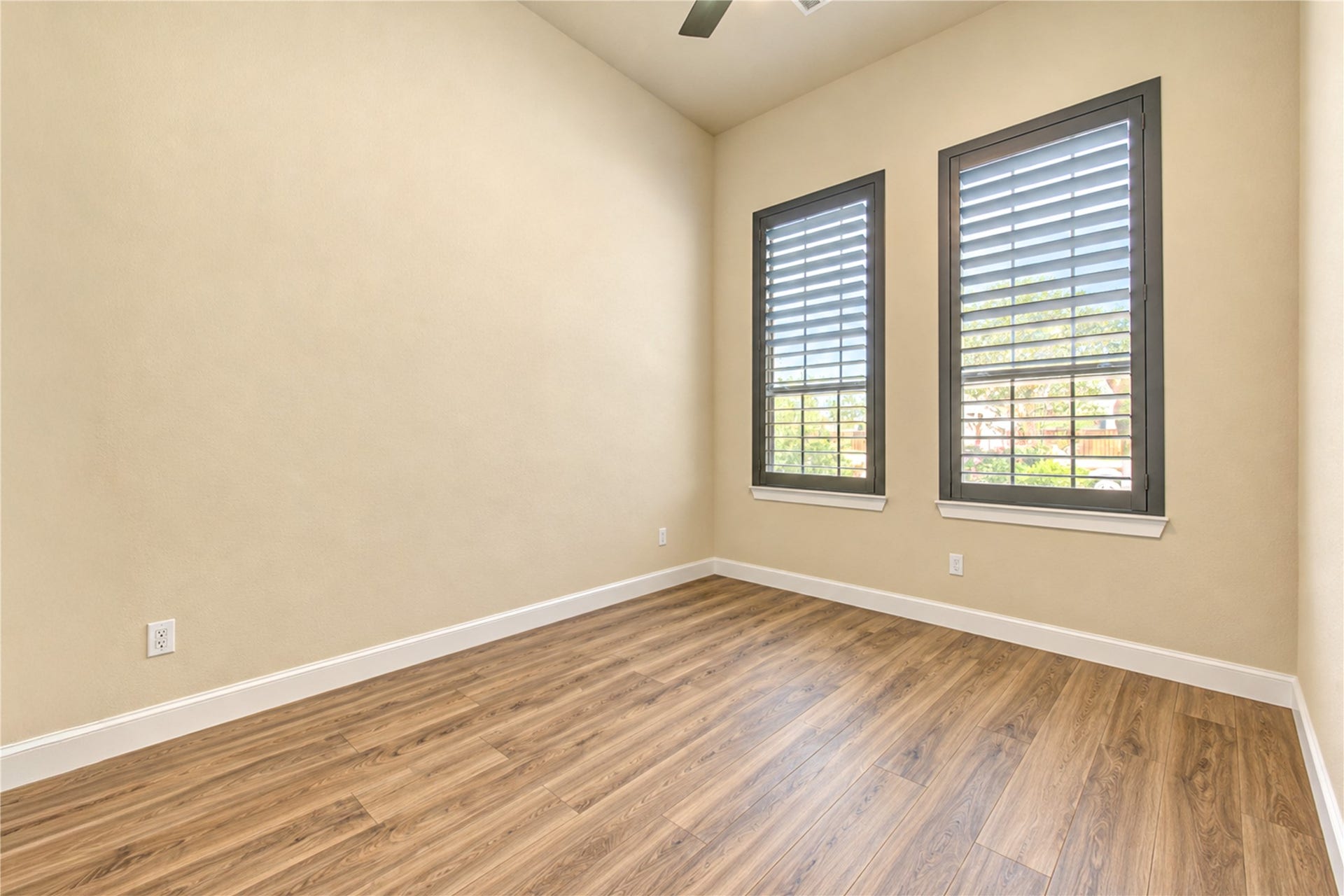 24911 Via Arabella Lane, Richmond, TX 77406 A versatile room with high ceilings, plantation shutters and wood-look tile flooring. Ideal for a home office or additional bedroom space.