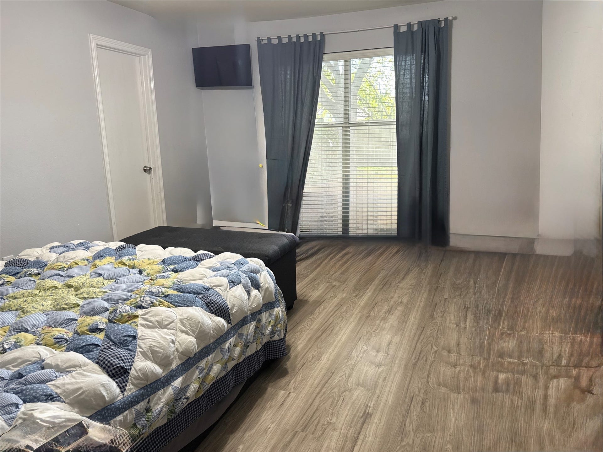 5427 Chase Wood Drive, Bacliff, TX 77518 Master bedroom with on-suite bathroom