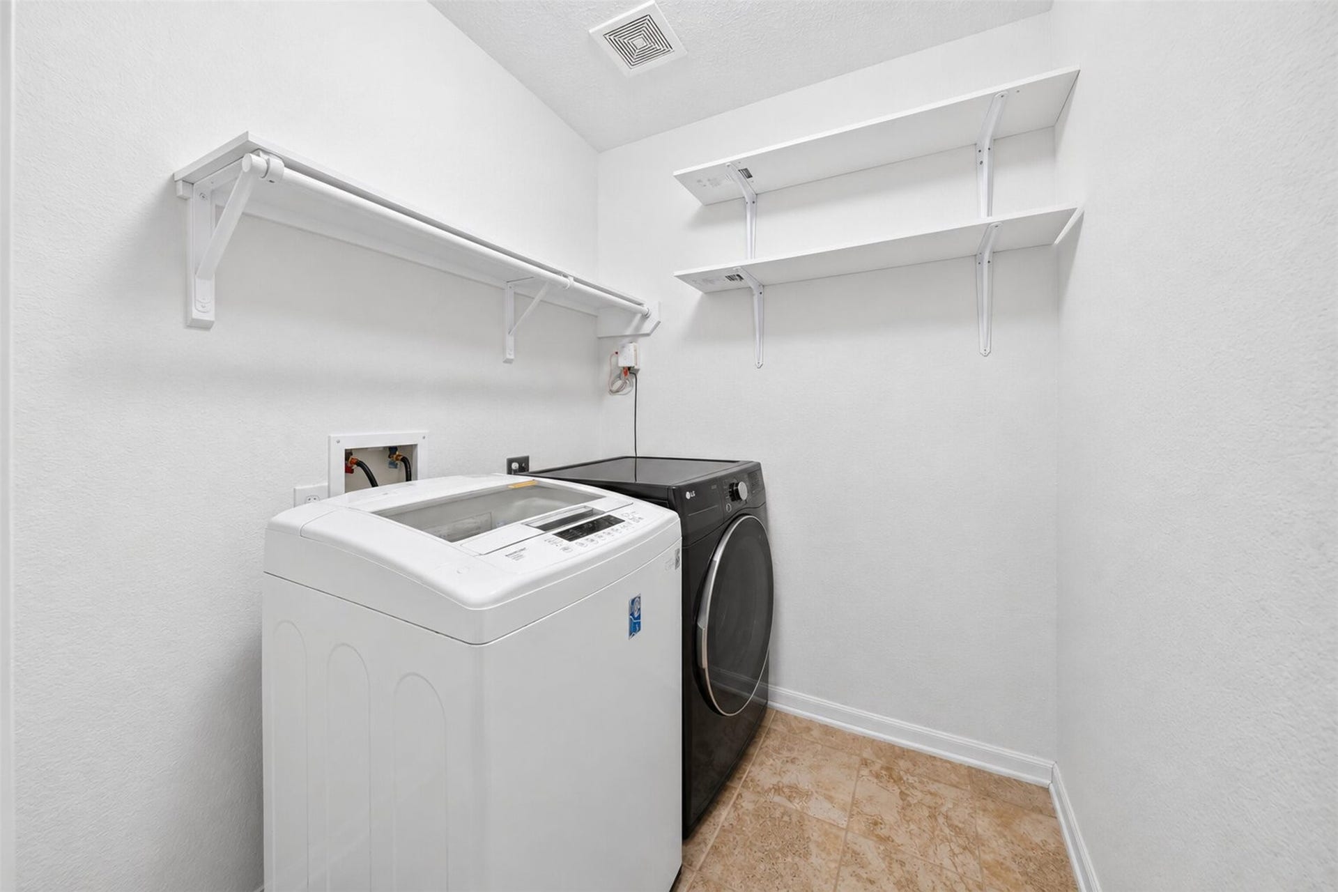 2627 White Bluff Lane, Houston, TX 77038 Laundry room
