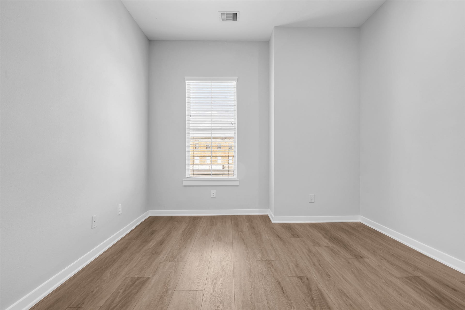 8474 Berry Green Lane, Houston, TX 77022 A flexible secondary bedroom for guests, a workspace or hobbies.