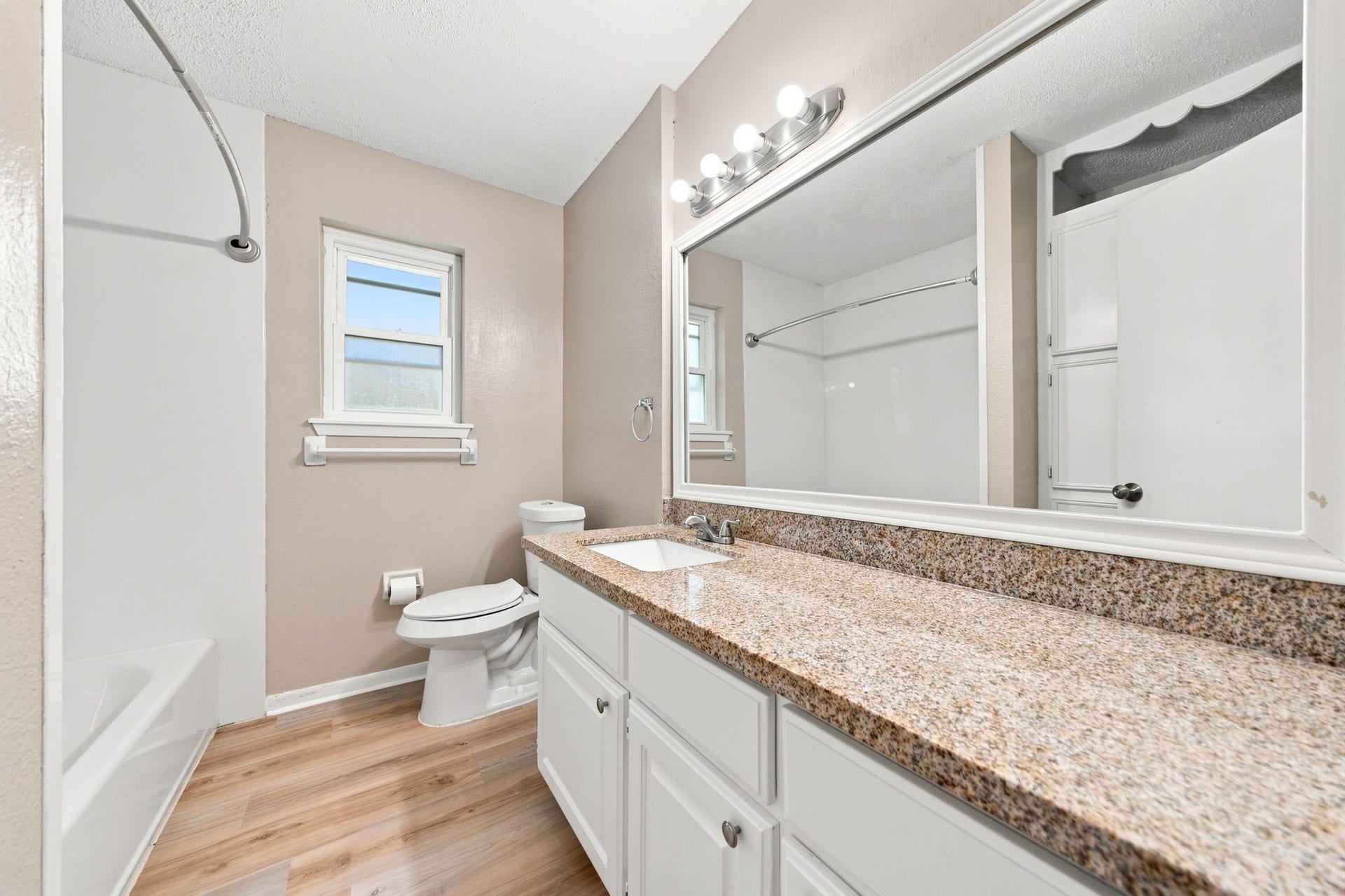 13317 Rene Circle, Santa Fe, TX 77510 Second bathroom with tub/shower combo