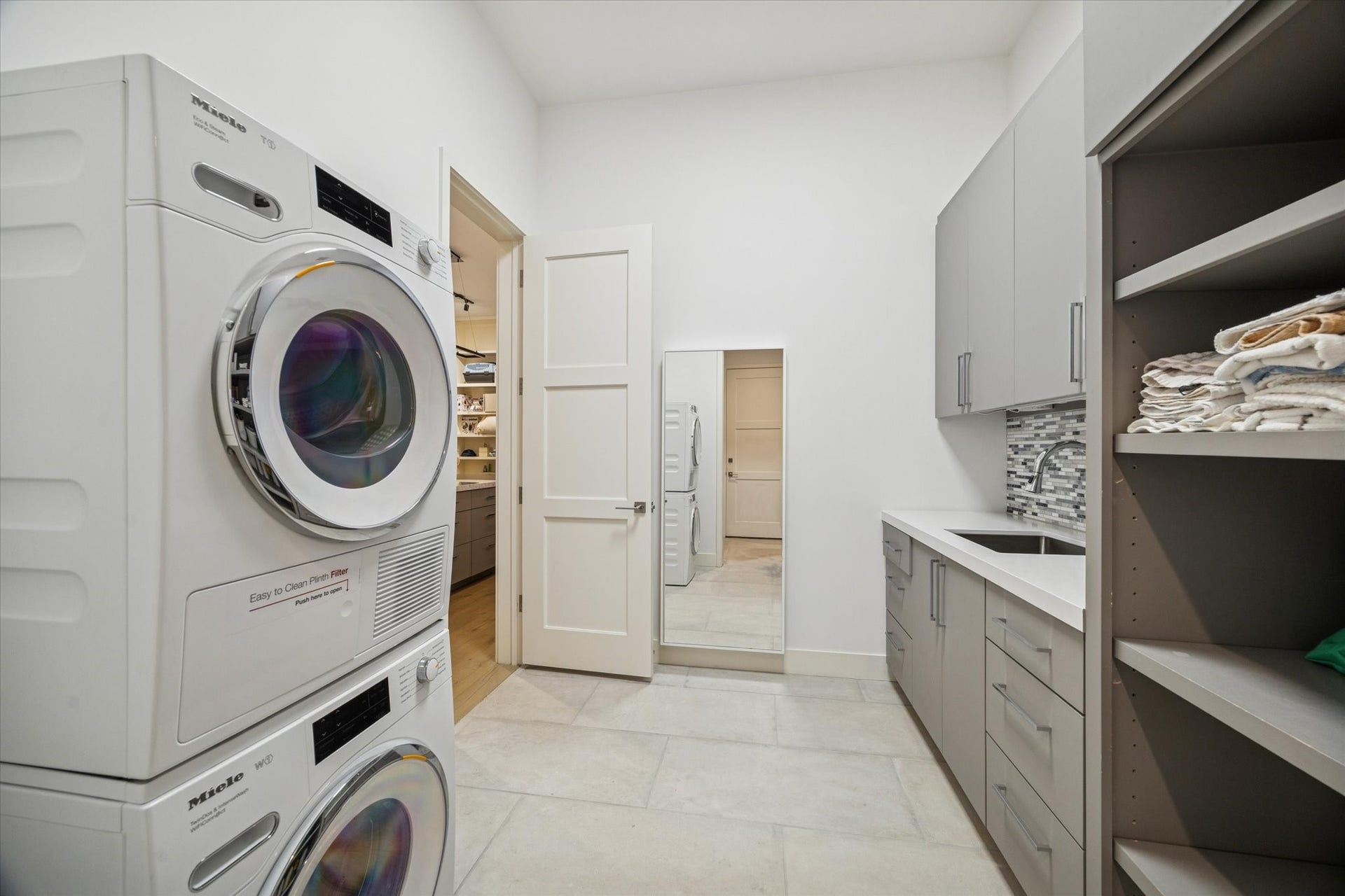 212 E Cowan Drive, Houston, TX 77007 212 E Cowan Drive, Houston, TX 77007