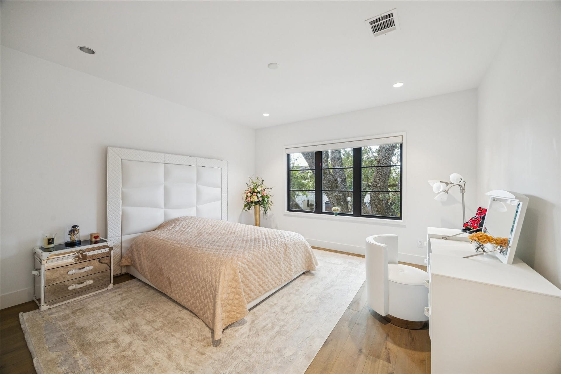212 E Cowan Drive, Houston, TX 77007 212 E Cowan Drive, Houston, TX 77007