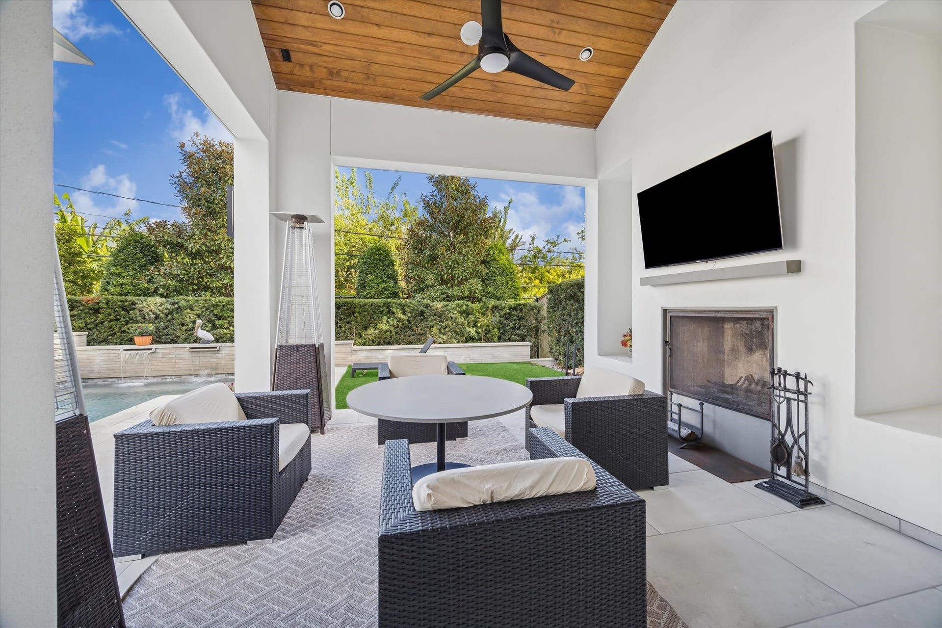 212 E Cowan Drive, Houston, TX 77007 212 E Cowan Drive, Houston, TX 77007