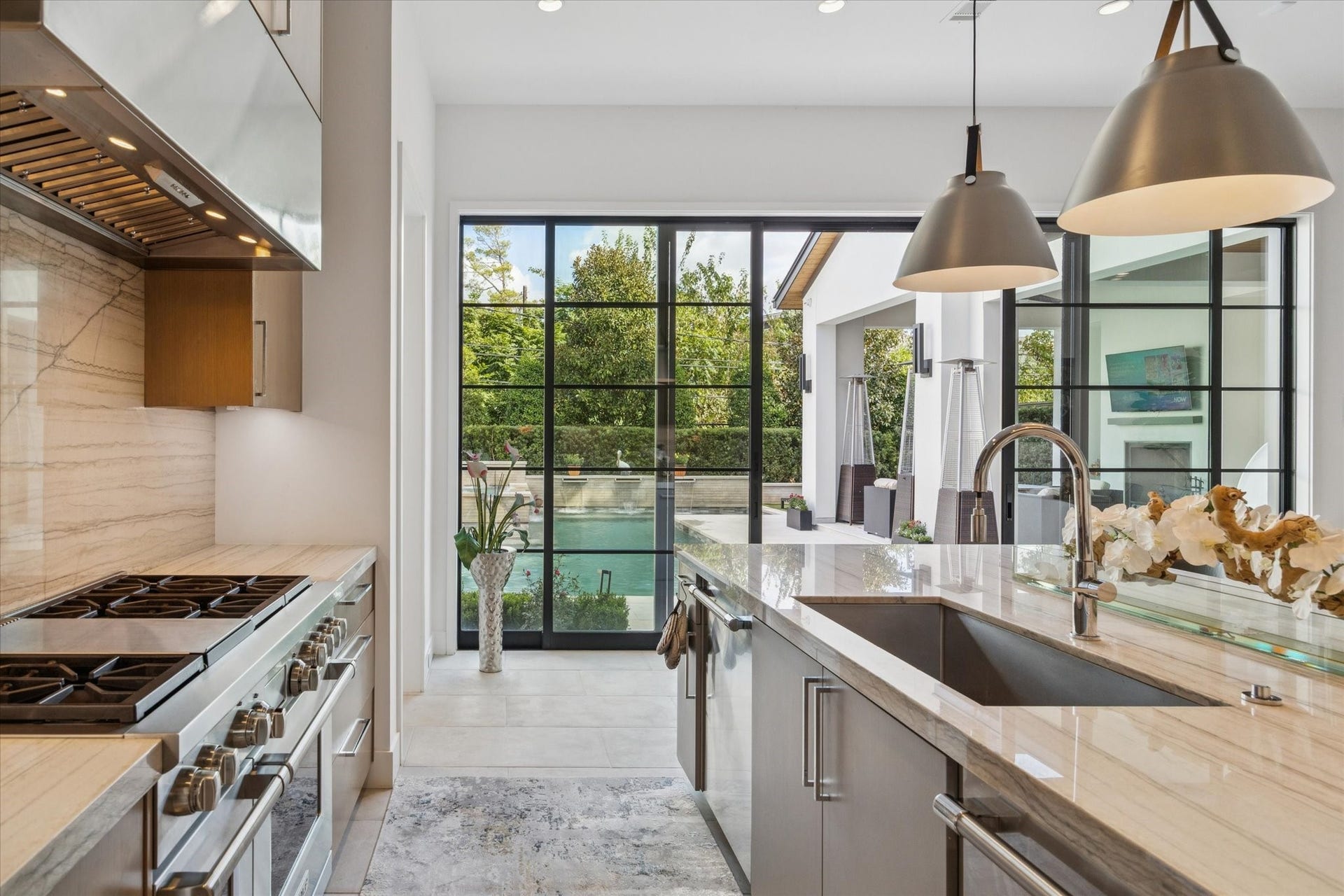 212 E Cowan Drive, Houston, TX 77007 212 E Cowan Drive, Houston, TX 77007