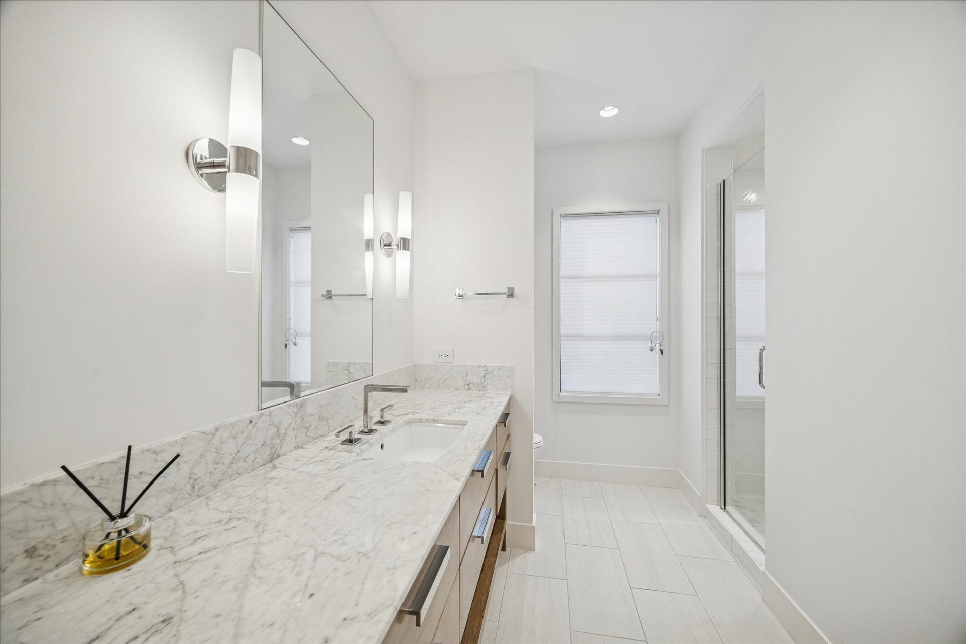 212 E Cowan Drive, Houston, TX 77007 212 E Cowan Drive, Houston, TX 77007