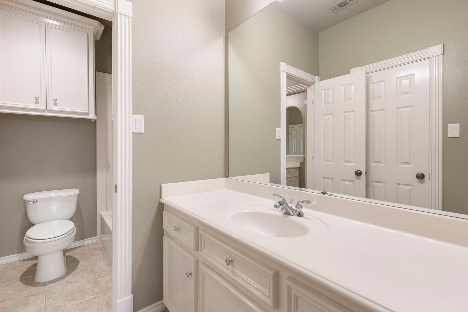6207 Windrose Hollow Lane, Spring, TX 77379 One of 2 full bathrooms adds convenience for the upstairs bedrooms and activity areas.
