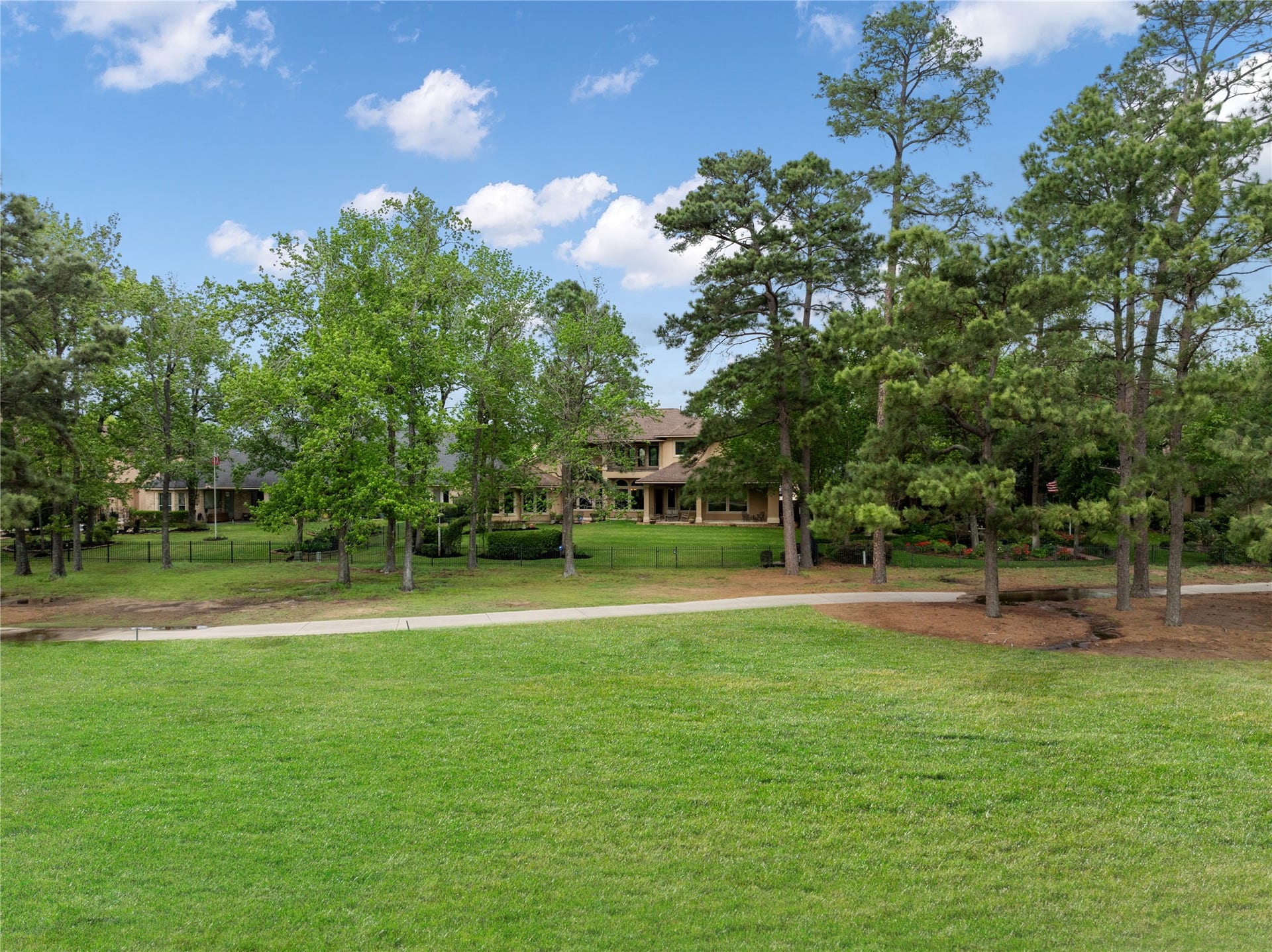 6207 Windrose Hollow Lane, Spring, TX 77379 From the lawn, the depth of the lot and tree lined golf course setting become clear. This outdoor space offers a rare combination of openness, privacy, and established surroundings.