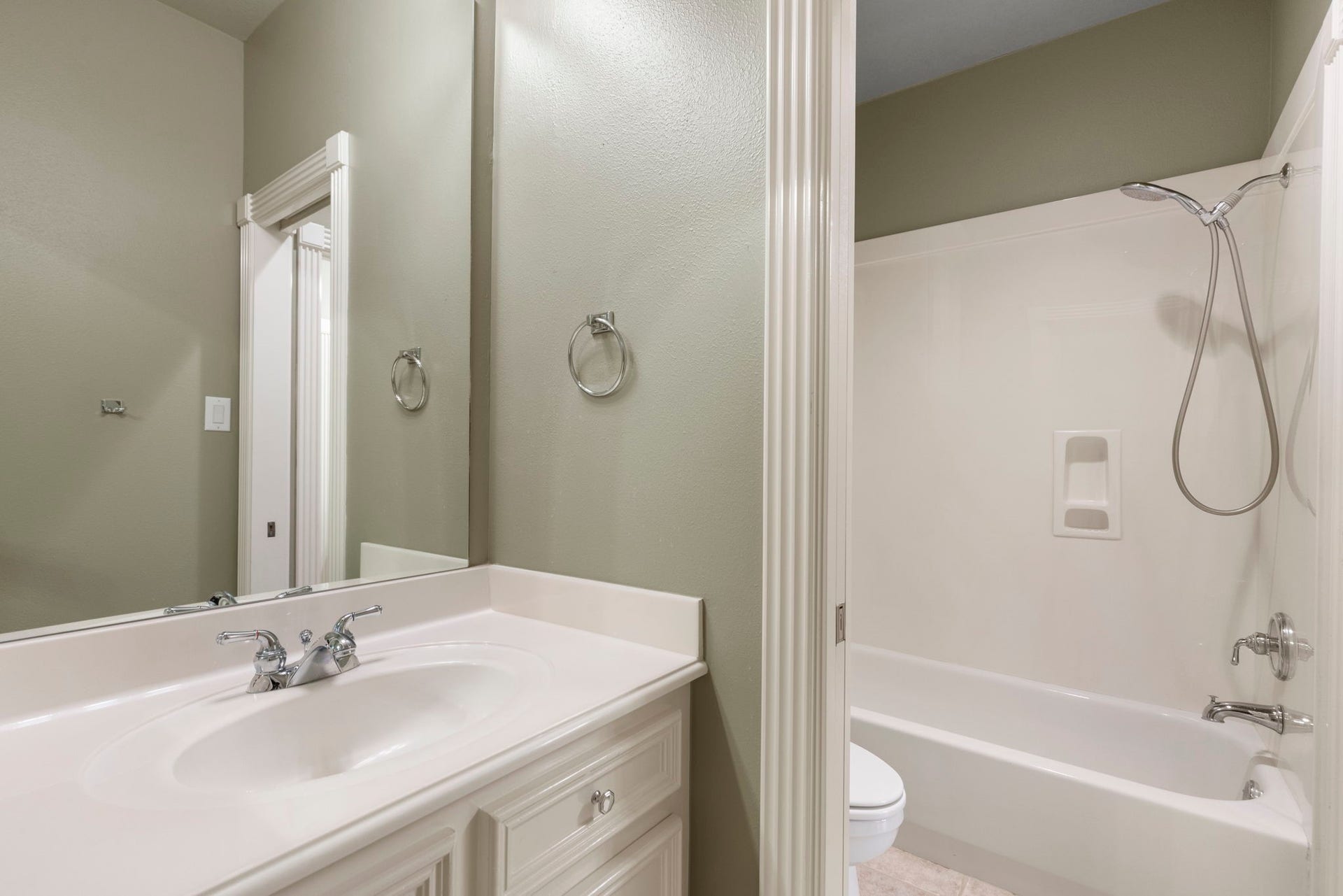 6207 Windrose Hollow Lane, Spring, TX 77379 Multiple full baths are a meaningful advantage in this 4/5 bedroom floor plan.