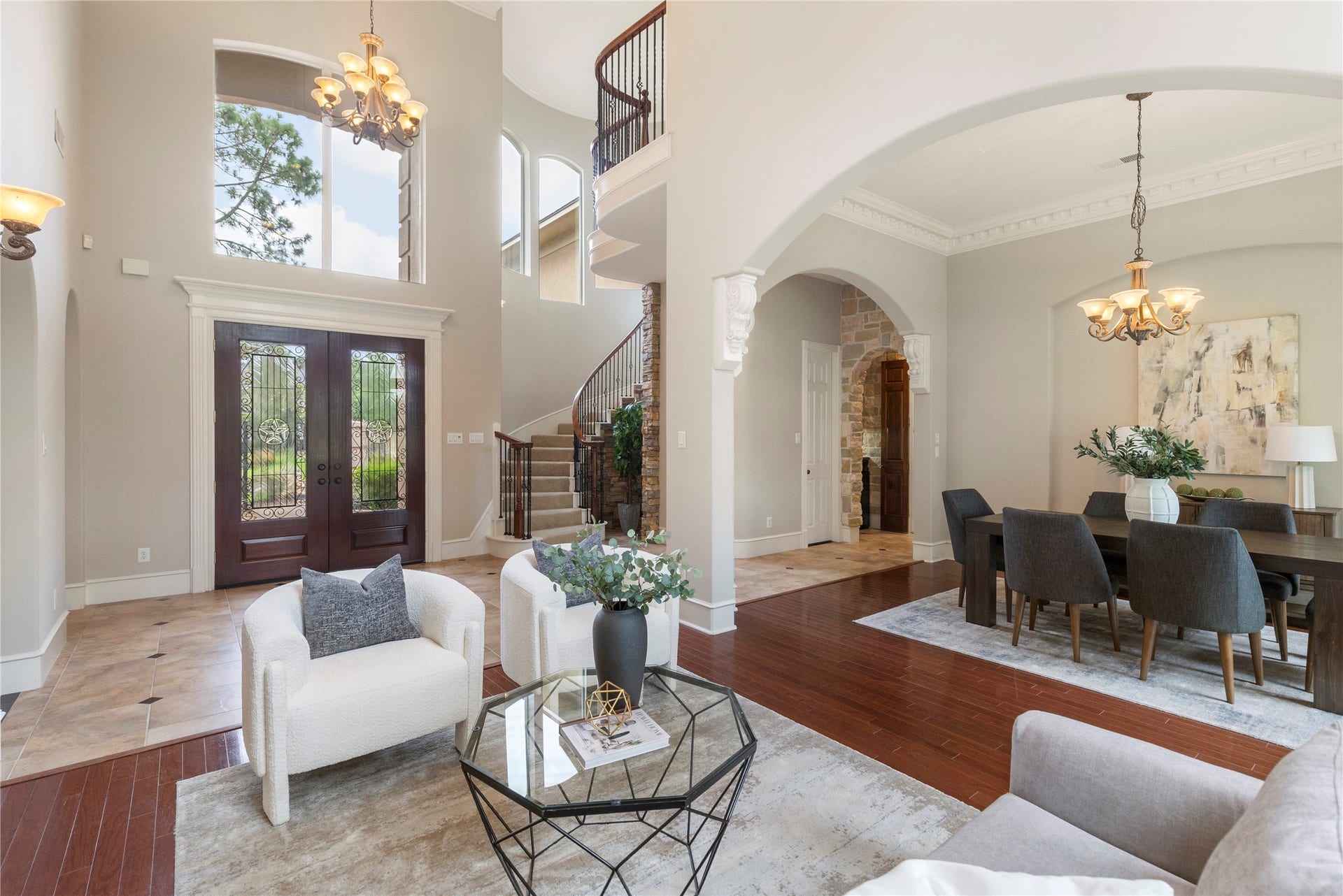 6207 Windrose Hollow Lane, Spring, TX 77379 A soaring entry welcomes guests with two story ceilings, graceful architectural lines, and views that draw the eye through the home. The formal layout immediately feels elevated, polished, and designed for memorable first impressions.