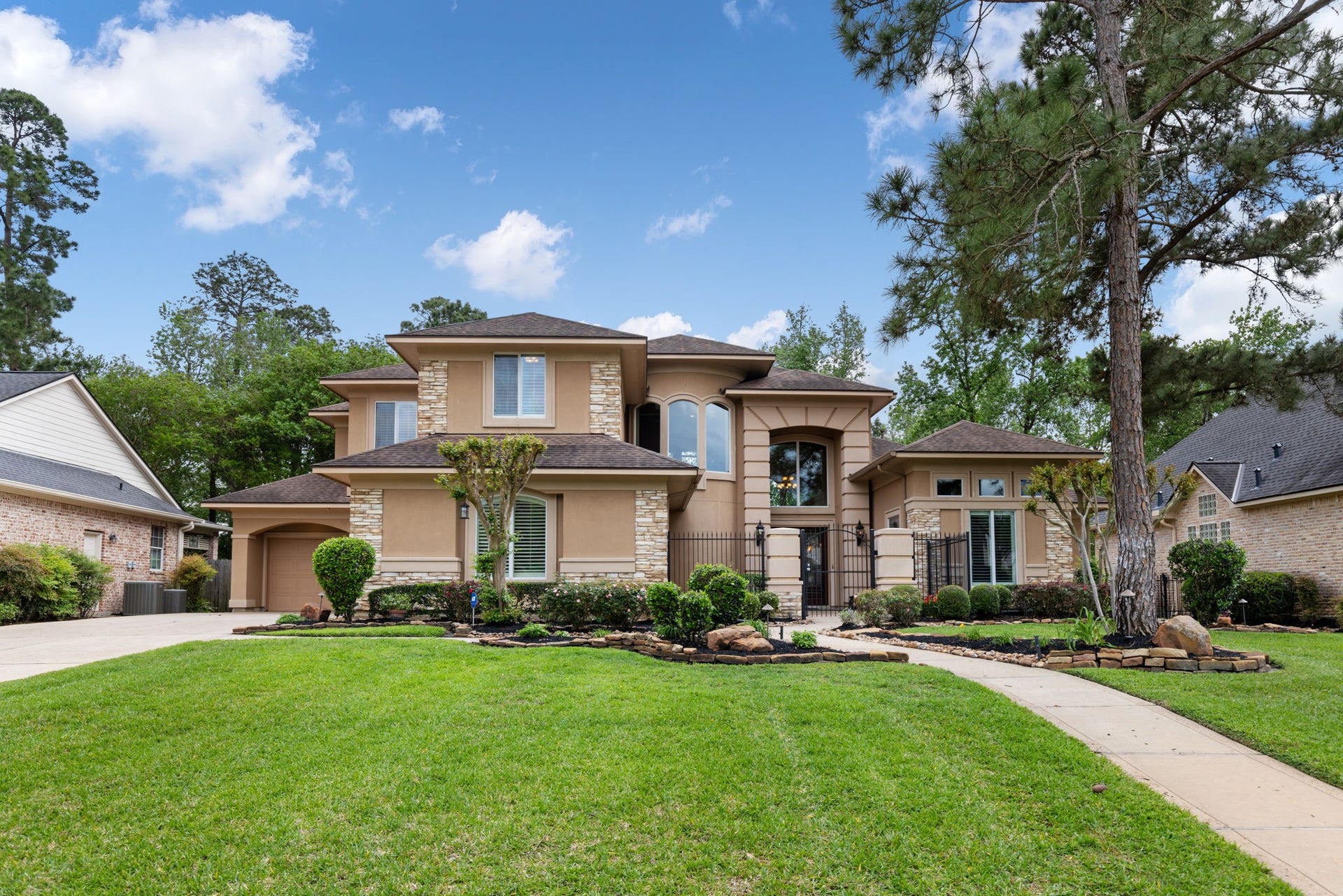 6207 Windrose Hollow Lane, Spring, TX 77379 A stately two story exterior sets the tone for this custom Windrose residence, positioned on an oversized golf course lot with mature trees and an impressive street presence. The home offers a refined sense of arrival in The Fairways section, a quiet double cul-de-sac enclave.