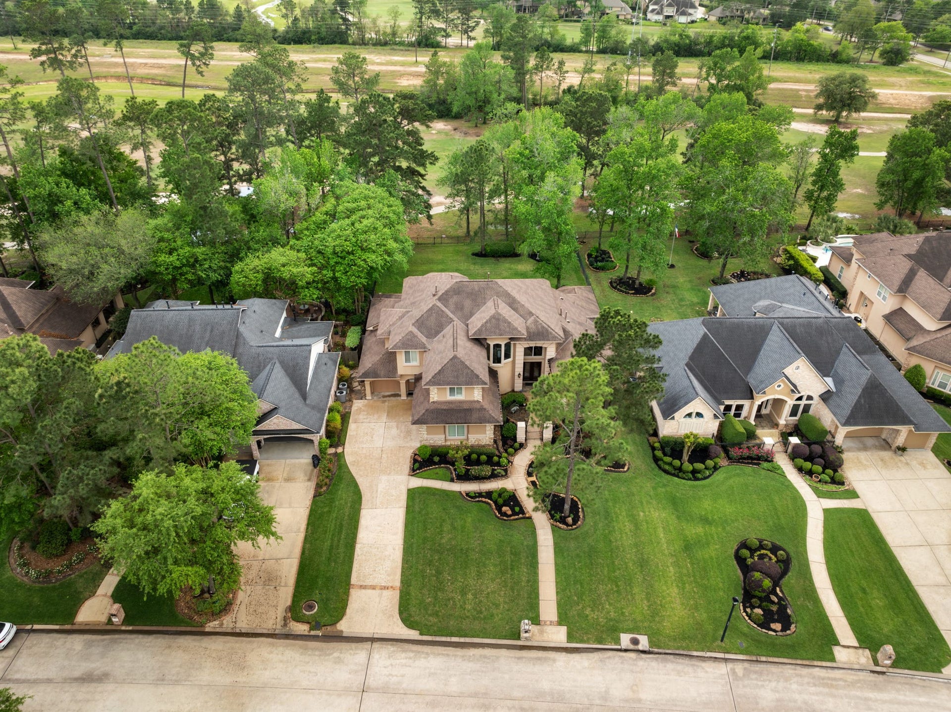 6207 Windrose Hollow Lane, Spring, TX 77379 From above, the homes generous lot placement and sweeping driveway showcase the scale of the property. Large lot enables the home to sit back from the street and provides an extensive yard space for play and outdoor living.
