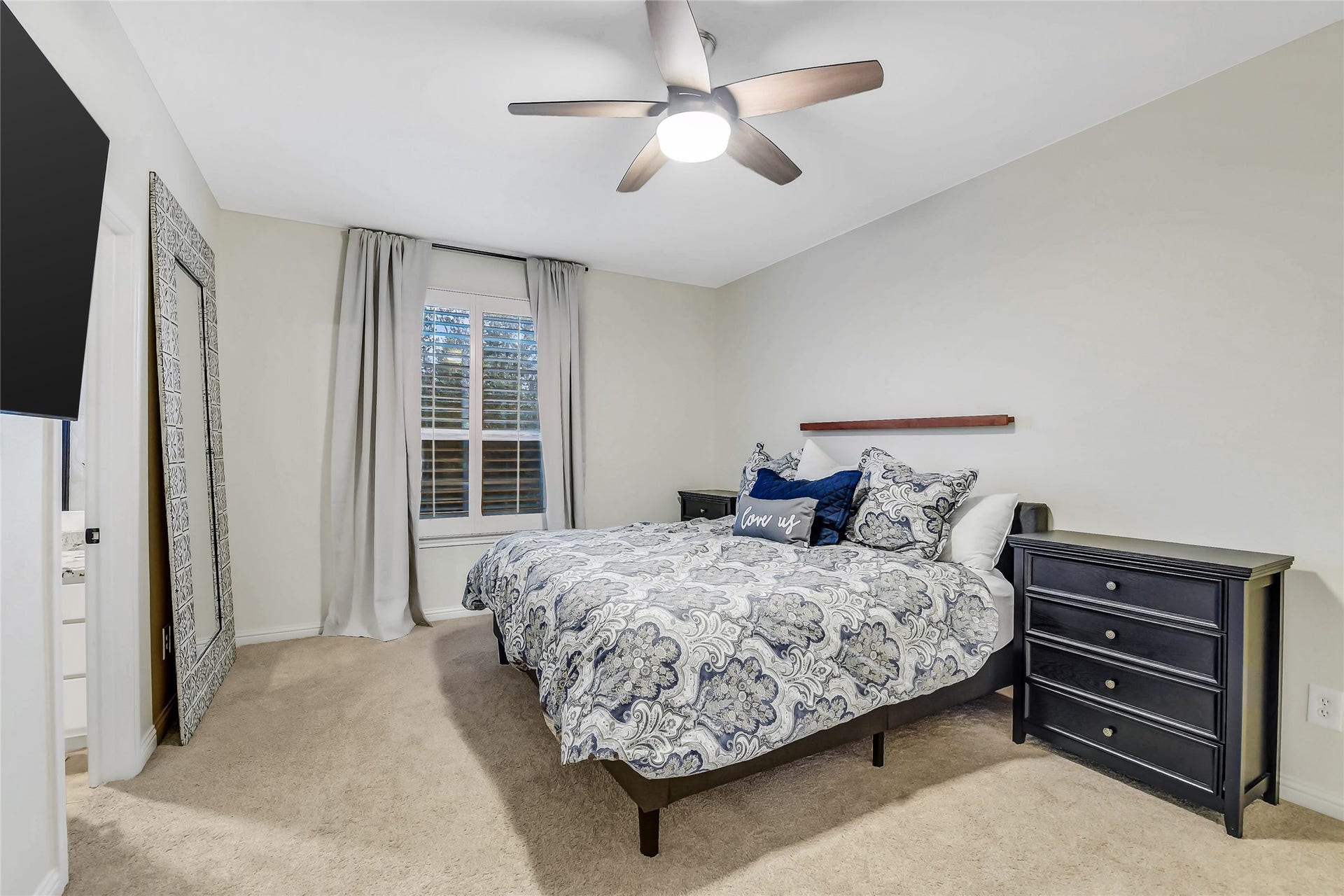 5410 Briarcliff Lane, Fulshear, TX 77441 Inviting upstairs secondary bedroom with an ensuite bathroom, ideal for guests or family.