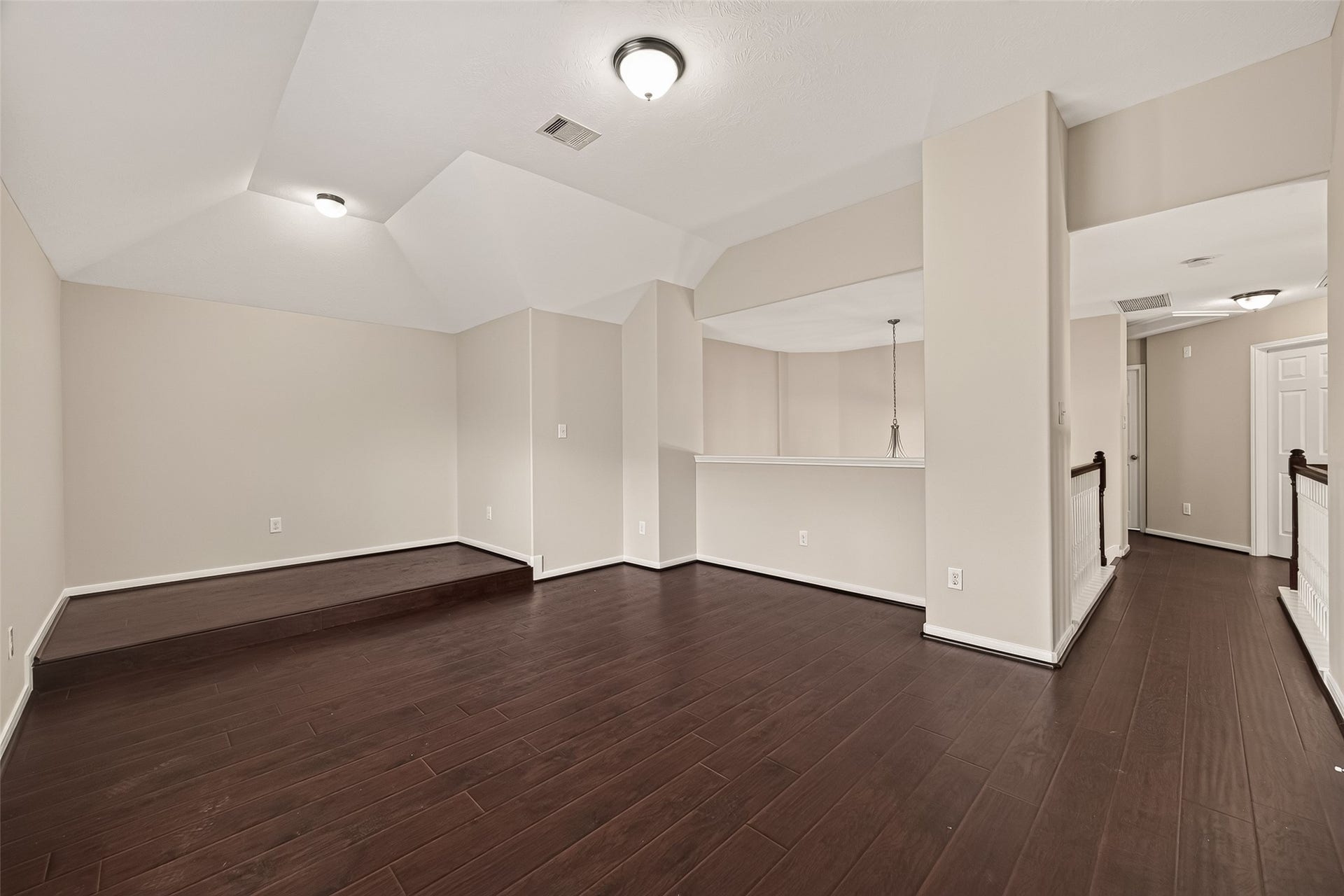 3635 Cottage Manor Lane, Katy, TX 77494 Open upstairs game room overlooking the two-story foyer, with wood-look flooring throughout and easy access to the bedrooms.