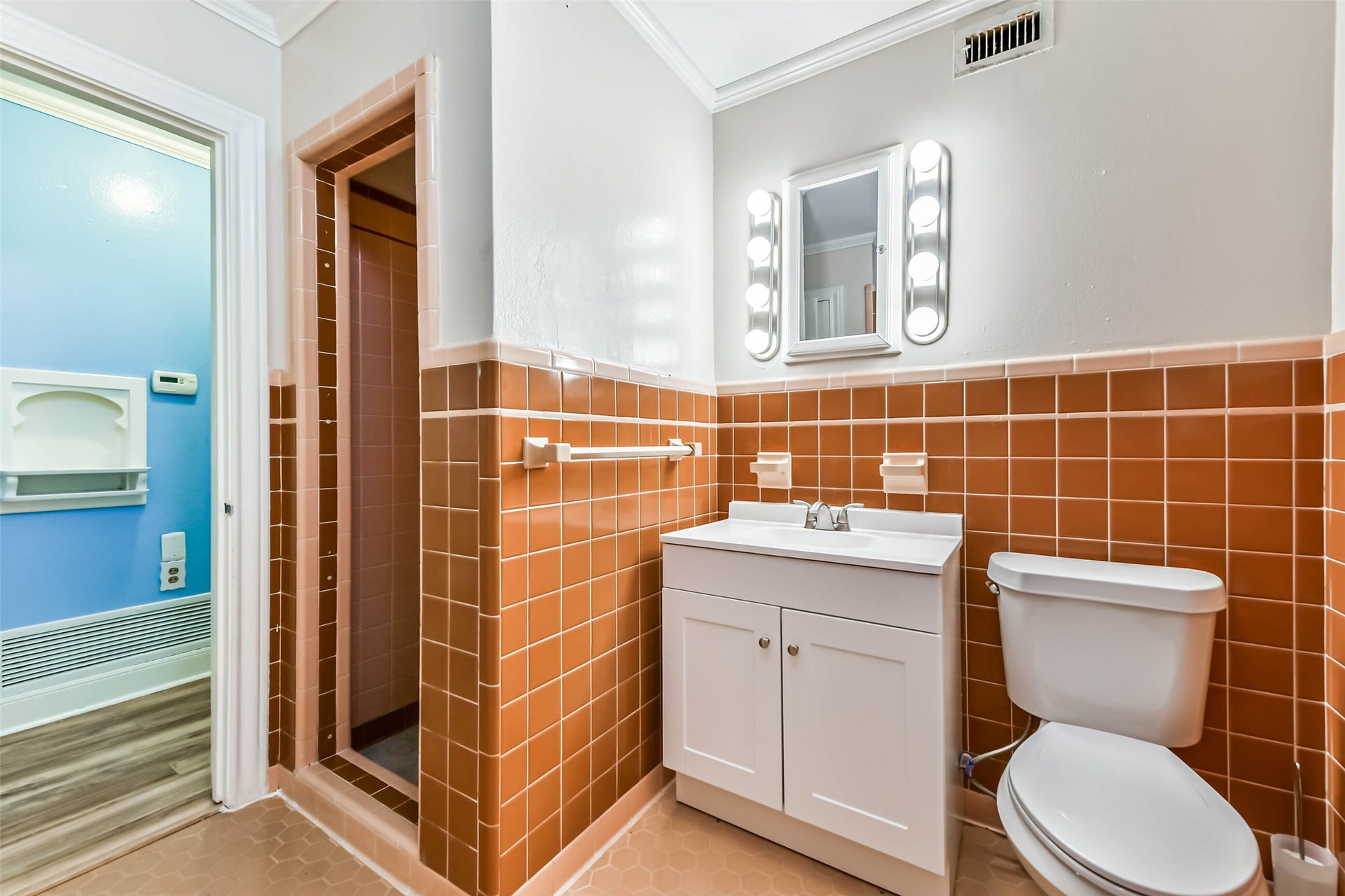 623 Laurel Street, La Marque, TX 77568 Same bathroom newer cabinet and lighting