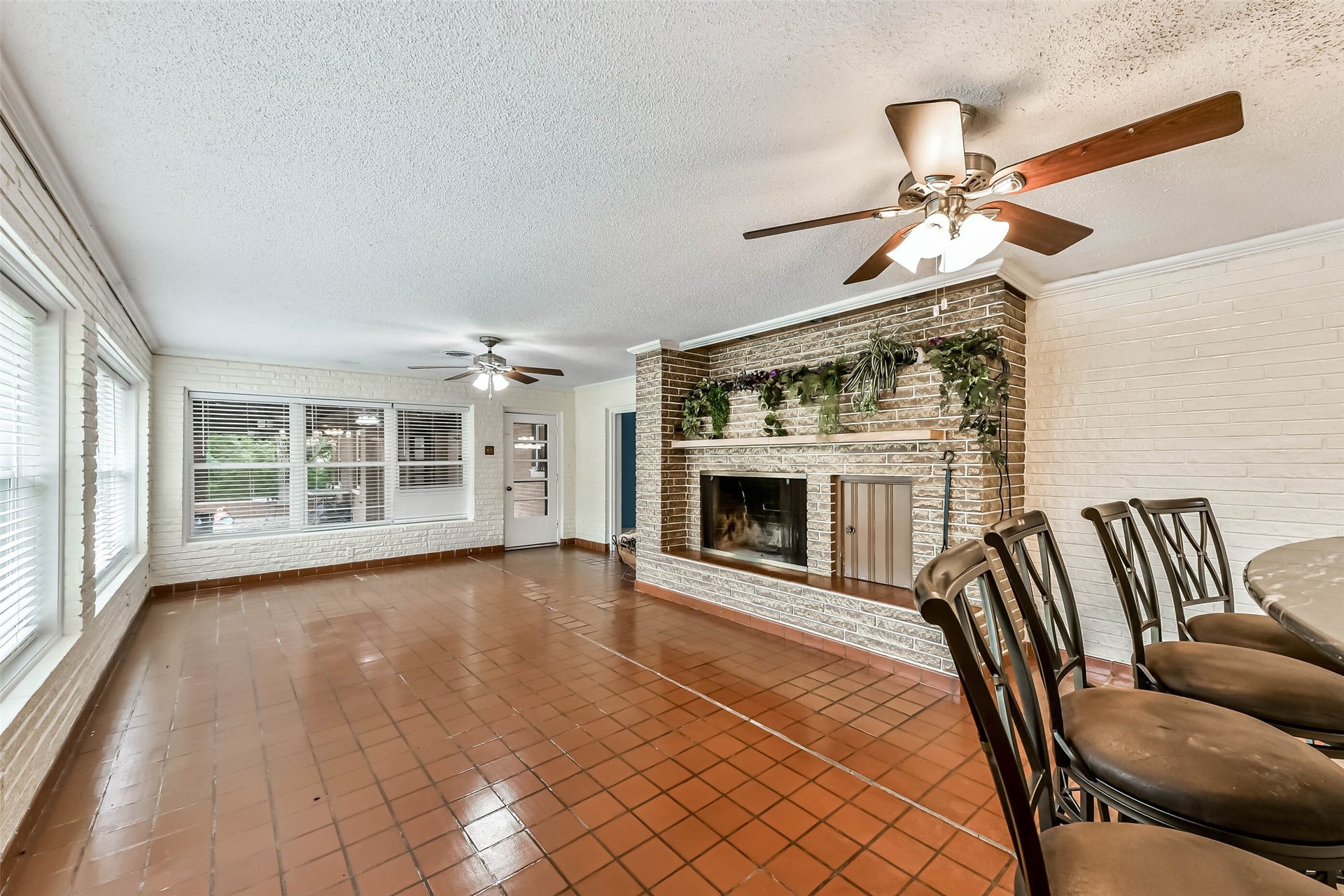 623 Laurel Street, La Marque, TX 77568 Opposite view of the Sunroom looking towards the back covered patio