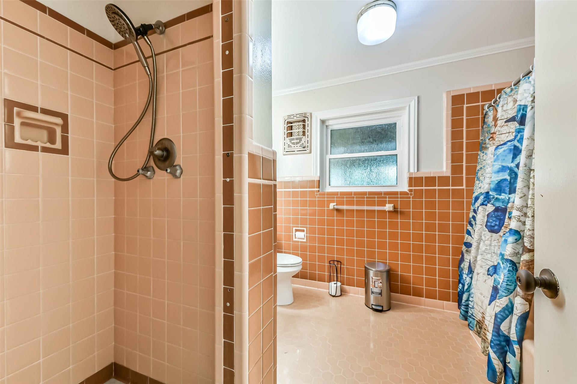 623 Laurel Street, La Marque, TX 77568 Full bath for secondary bedrooms, has a tub and separate shower.