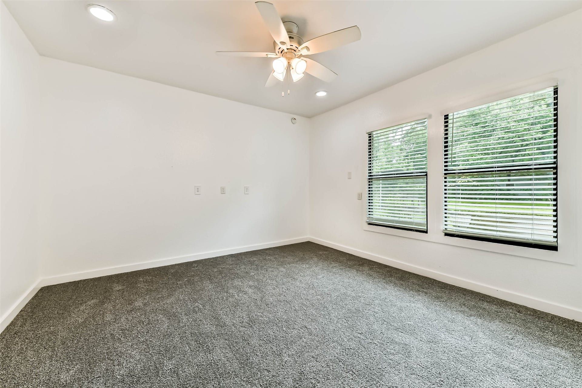 623 Laurel Street, La Marque, TX 77568 First bedroom in garage conversion, view 1
