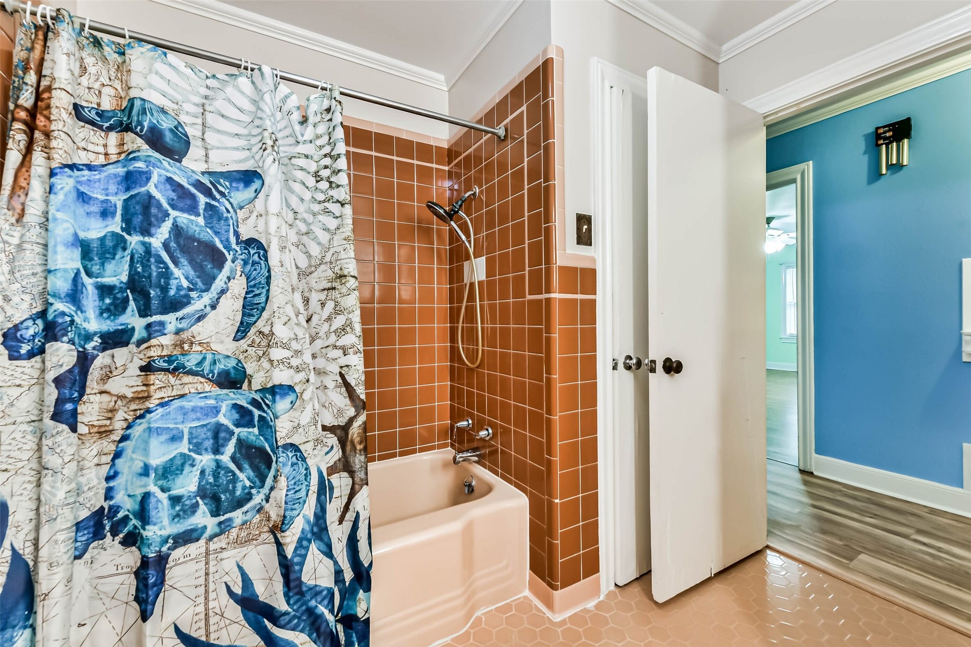 623 Laurel Street, La Marque, TX 77568 Full bath showing tub and closet behind the door.