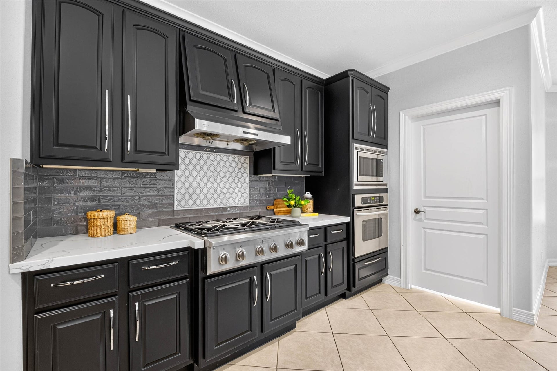 12455 Cedar Breaks Court, Humble, TX 77346 Enjoy cooking on this 6-burner gas stove.
