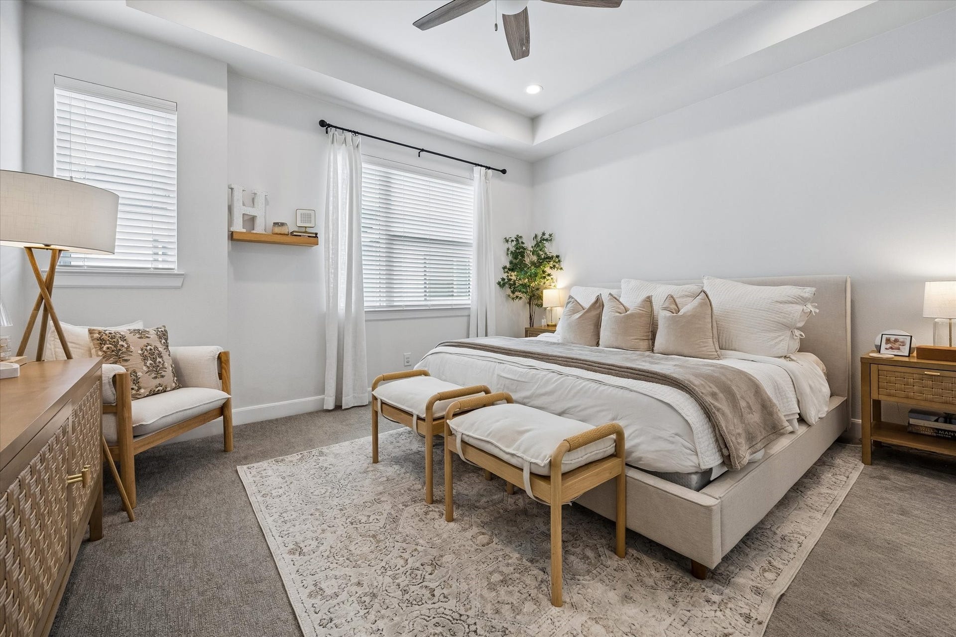 2491 W 11th Street, Houston, TX 77008 Spacious primary bedroom offers a tray ceiling, ceiling fan, and multiple windows for natural light. Neutral carpeting and generous proportions create a comfortable retreat.