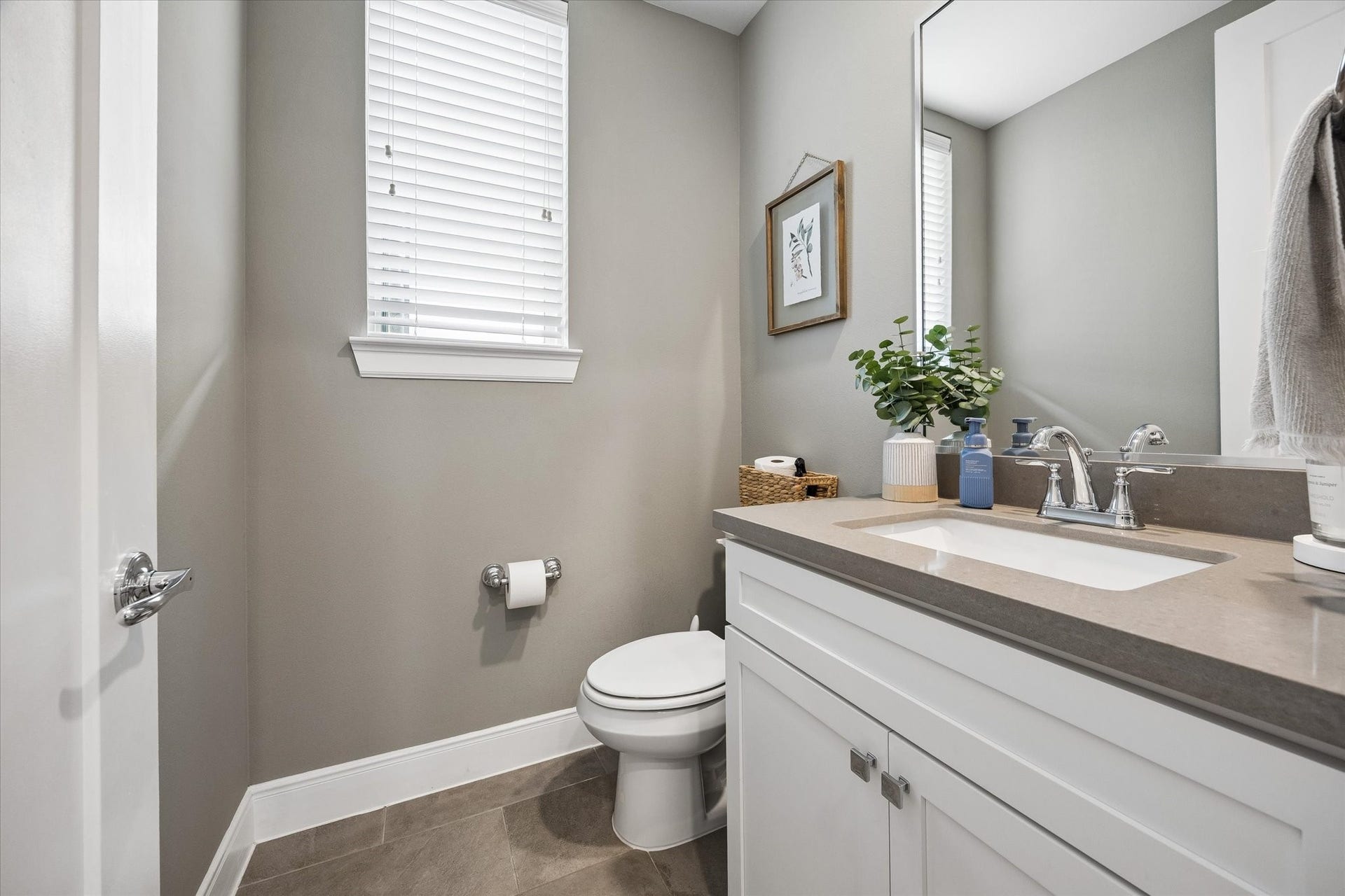 2491 W 11th Street, Houston, TX 77008 Half bath conveniently located on the second floor.