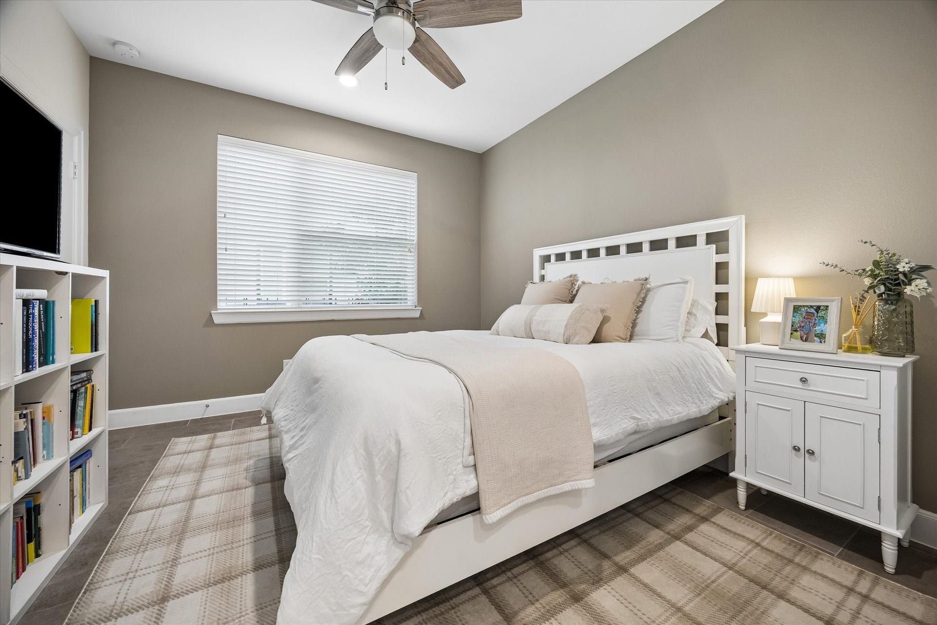 2491 W 11th Street, Houston, TX 77008 First floor bedroom offers a ceiling fan, large window, and ample space for a bed and additional furnishings. Neutral finishes make the room easy to personalize. With a separate entrance, wet bar, and washer/dryer connections, this space is a true suite!