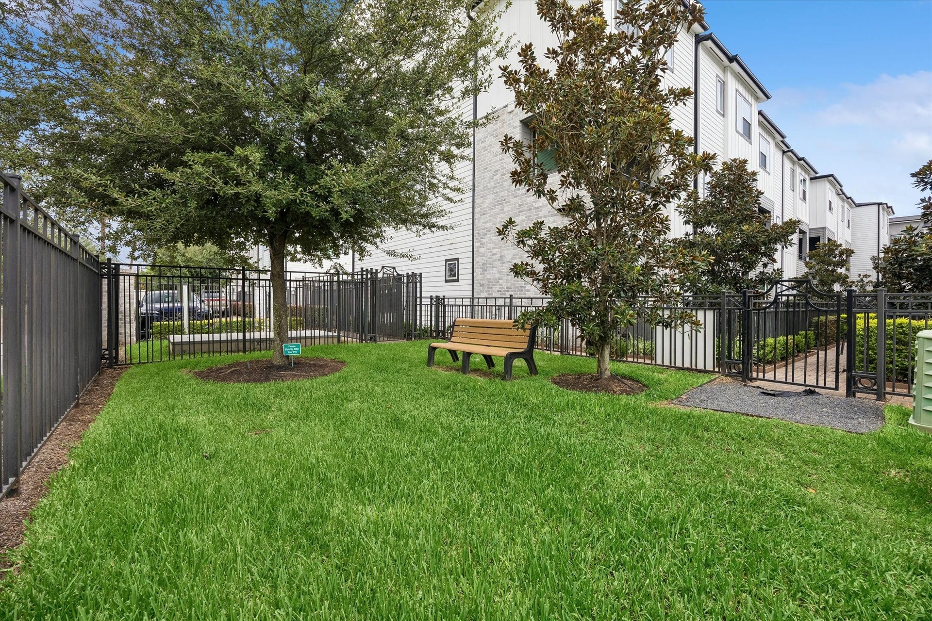 2491 W 11th Street, Houston, TX 77008 Residents enjoy access to a fenced community dog park with mature trees, maintained lawn, and bench seating. A great neighborhood amenity for enjoying time outdoors.