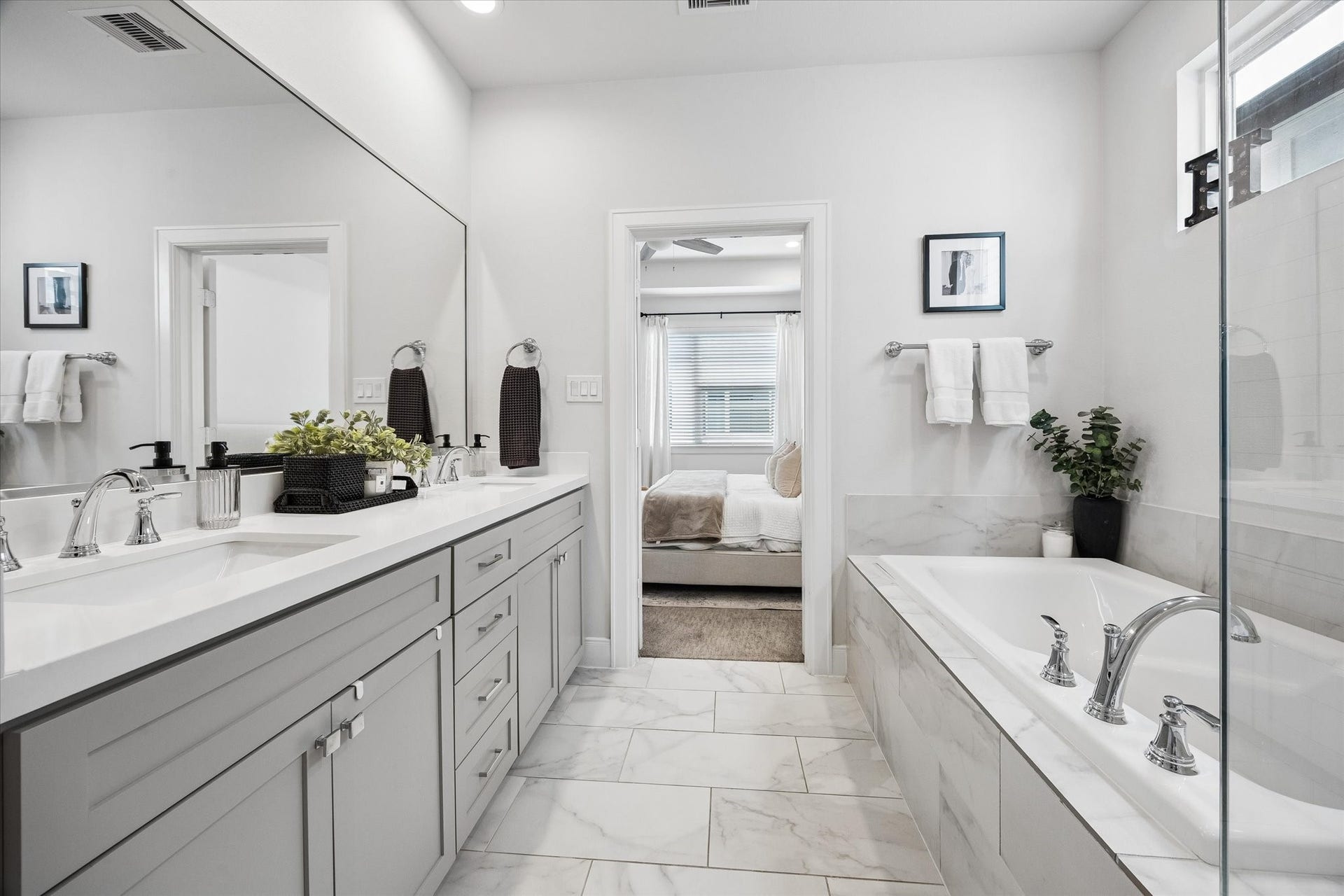 2491 W 11th Street, Houston, TX 77008 Primary bath features an expansive dual-sink vanity, soaking tub, and separate walk-in shower. Light finishes and large-format tile create a bright, polished space.