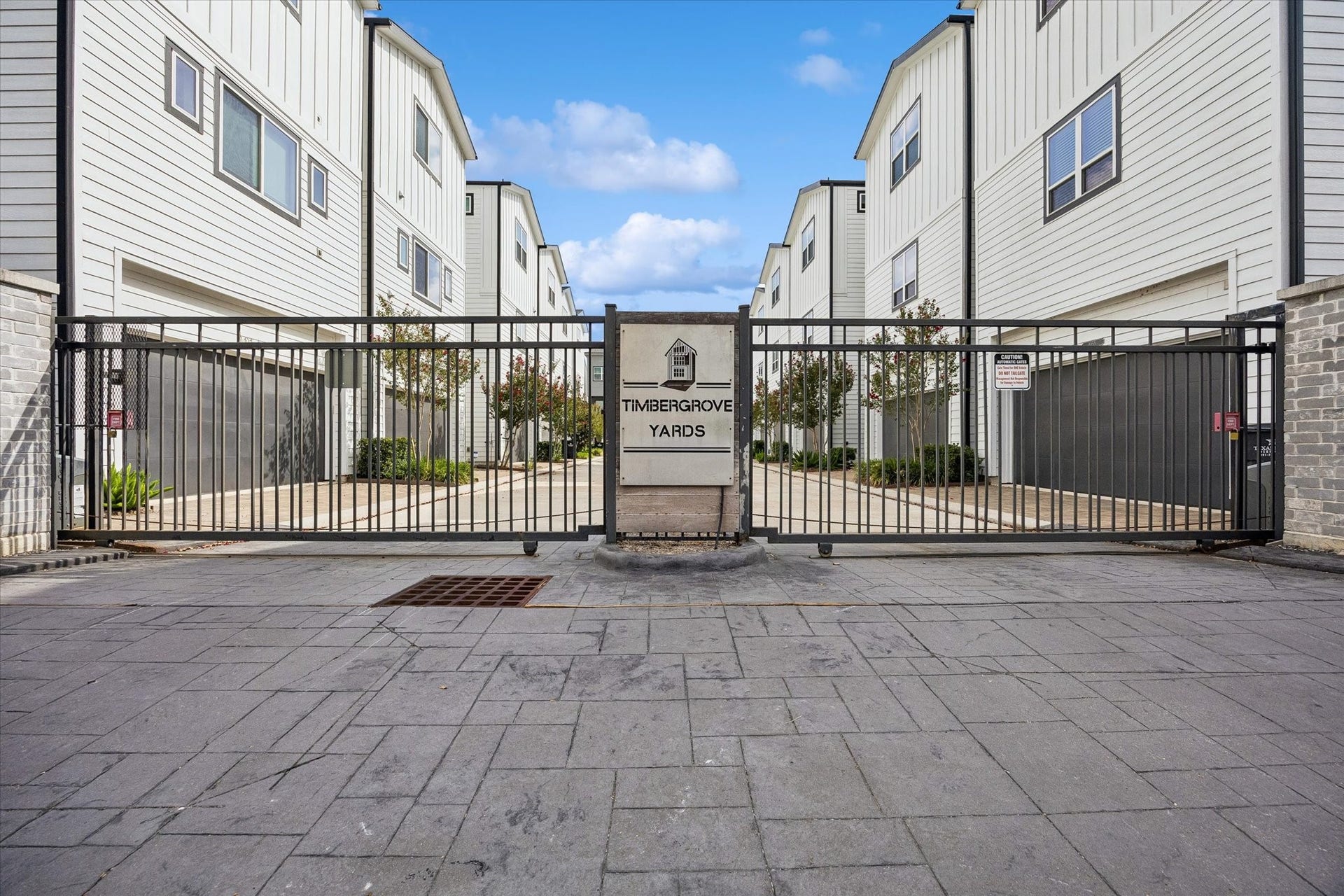 2491 W 11th Street, Houston, TX 77008 Welcome to Timbergrove Yards, a gated residential community featuring contemporary homes and landscaped common areas. Controlled access provides added privacy for residents and guests. Ample guest parking in the front of the gate and inside the gate.