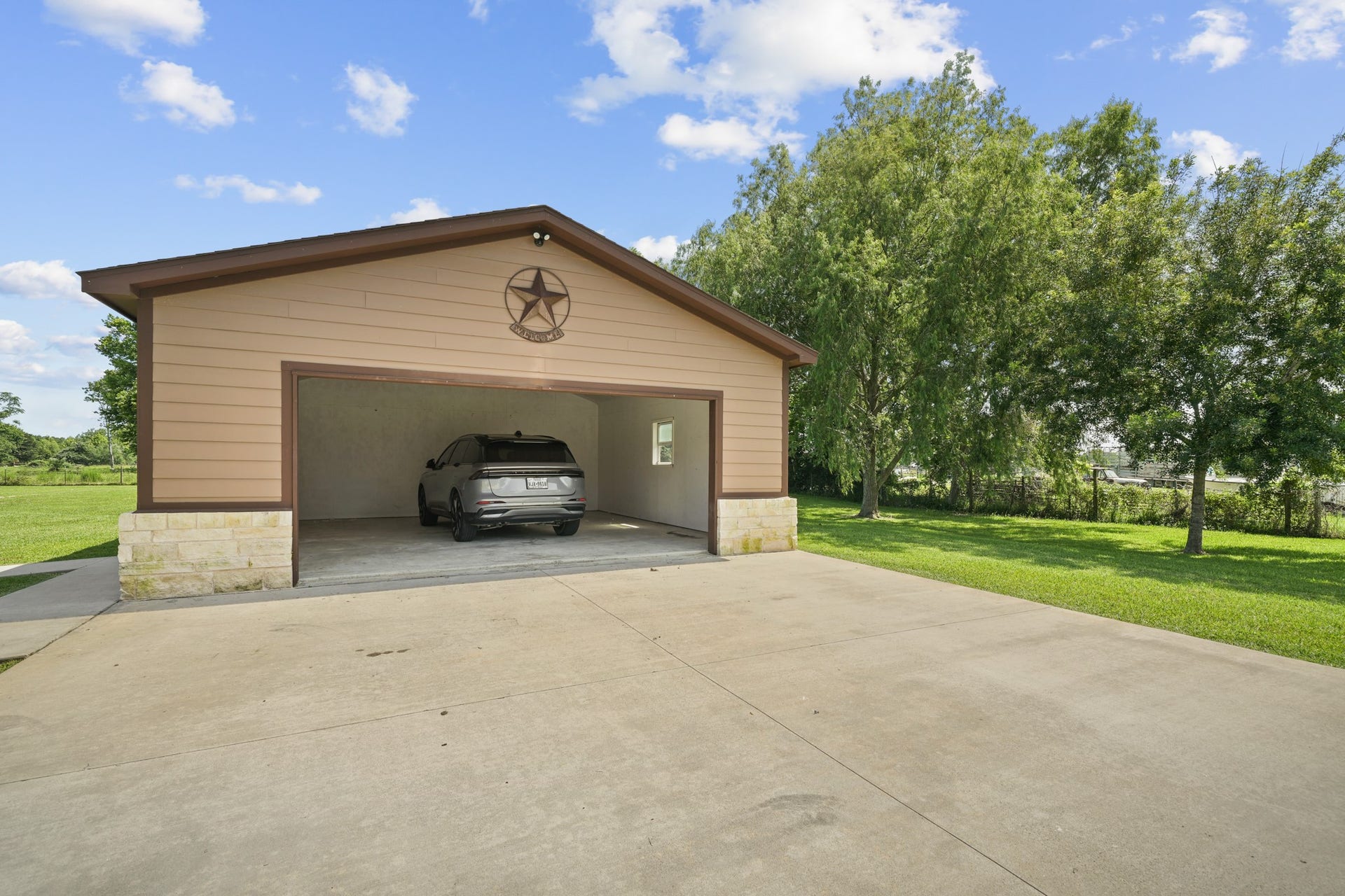 11021 32nd Street, Santa Fe, TX 77510 Detached Garage: Best angle showing the interior space and exterior condition of the workshop