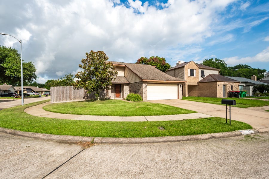 Property photo for 17 Crestbriar Court, Baytown, TX