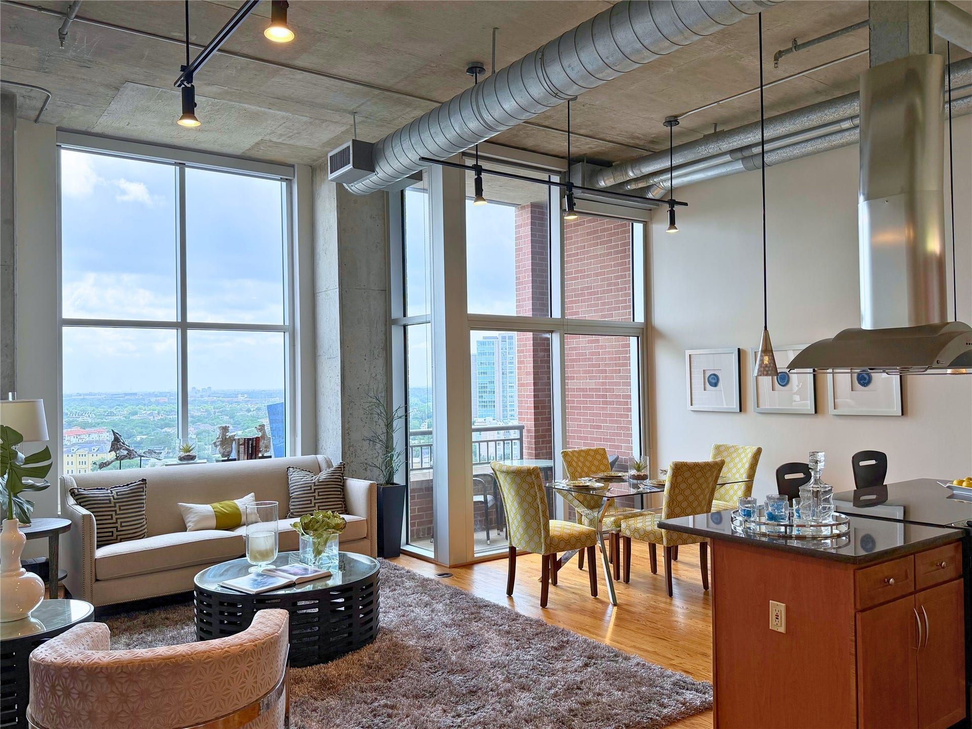 All units offer 12' ceilings with expansive windows which increases the volume and feel of the space. Gallery walls, real hardwood floors, exterior vent kitchens and pantry space set these units apart.