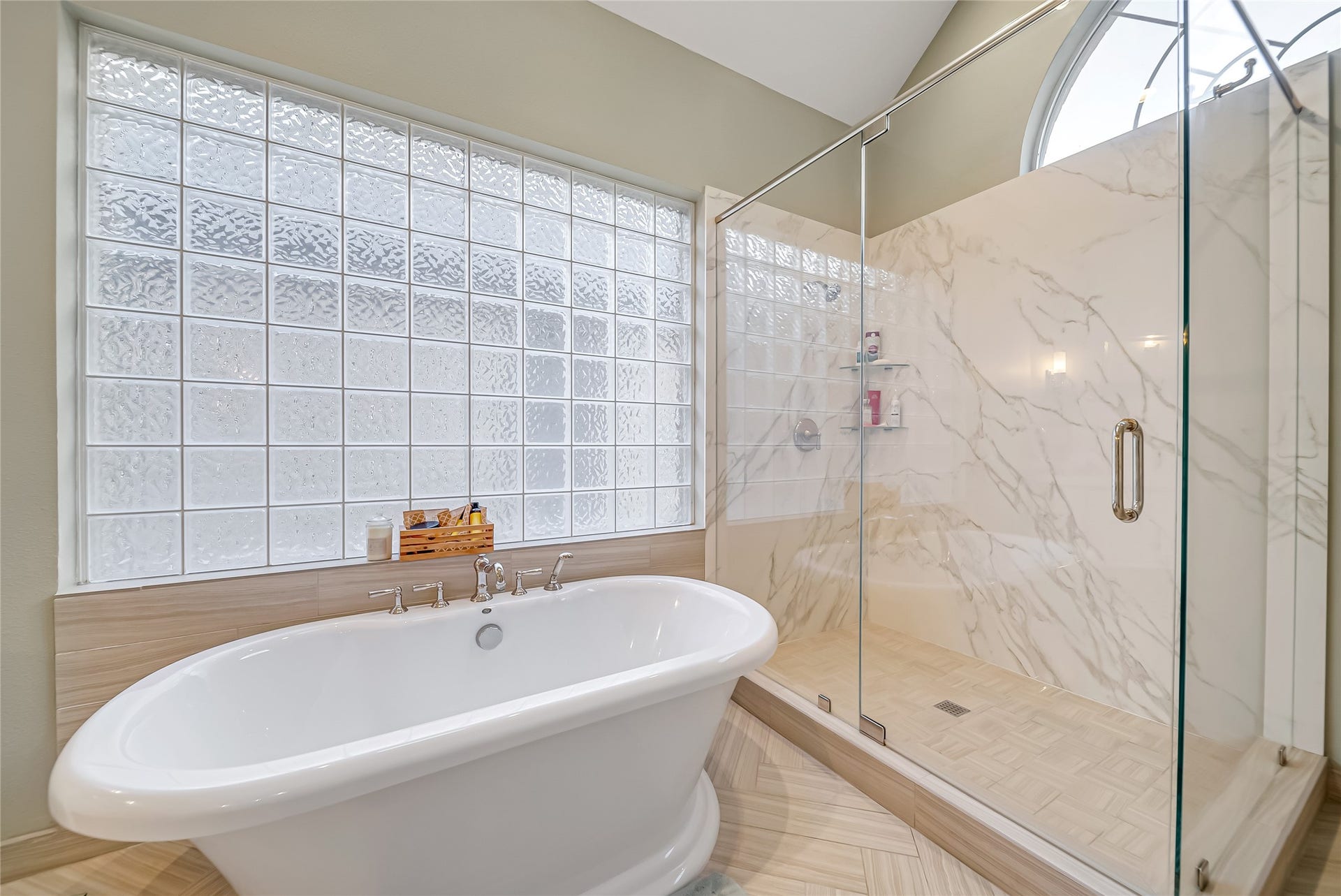318 Bayshore Drive, Montgomery, TX 77356 Designed for everyday relaxation, the primary ensuite showcases a sunlit freestanding soaking tub, an expansive walk-in glass shower, and an airy ambiance that enhances the room's luxurious feel.