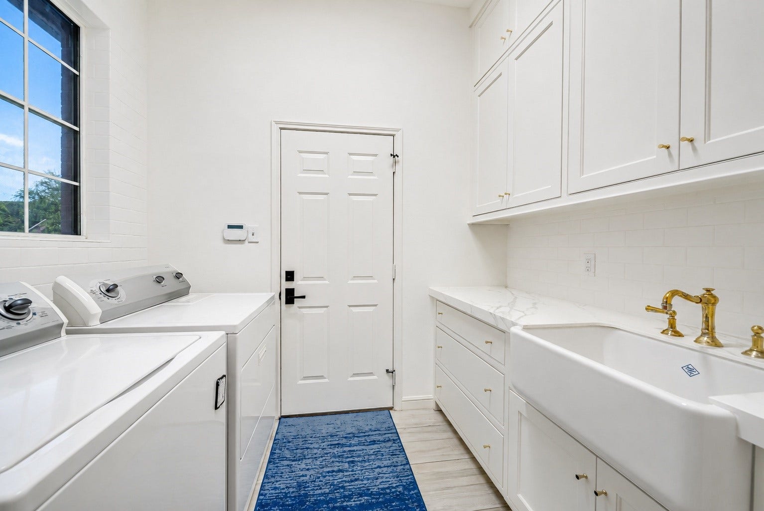 318 Bayshore Drive, Montgomery, TX 77356 Conveniently located just off the kitchen, the well-appointed utility room features floor-to-ceiling custom cabinetry, generous countertop workspace, a farmhouse-style utility sink, and direct access to the attached garage for everyday convenience.