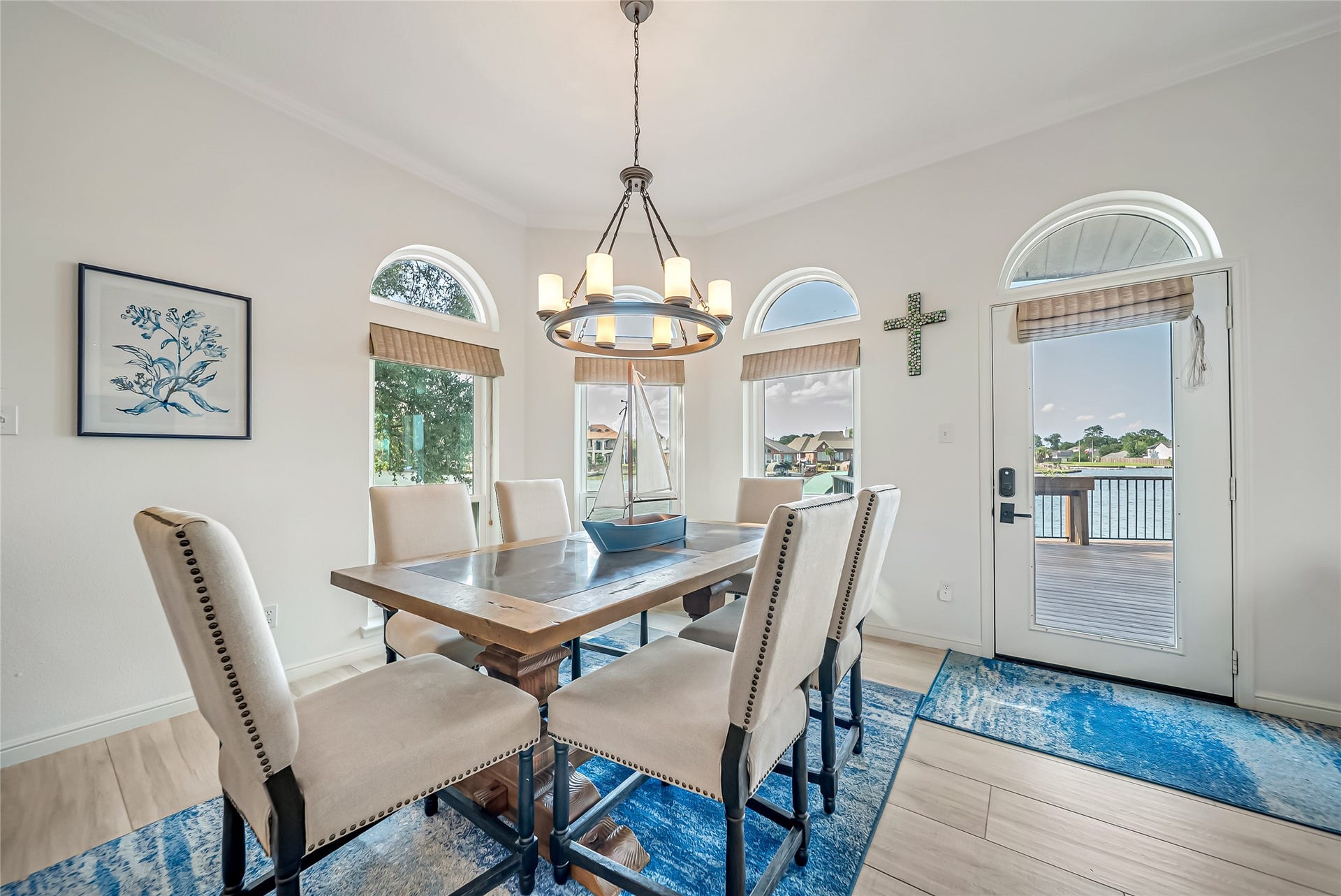 318 Bayshore Drive, Montgomery, TX 77356 Designed to embrace its waterfront setting, the dining room is framed by elegant arched windows and opens directly to the lakeside deck, creating a seamless indoor-outdoor dining experience with breathtaking lake views.