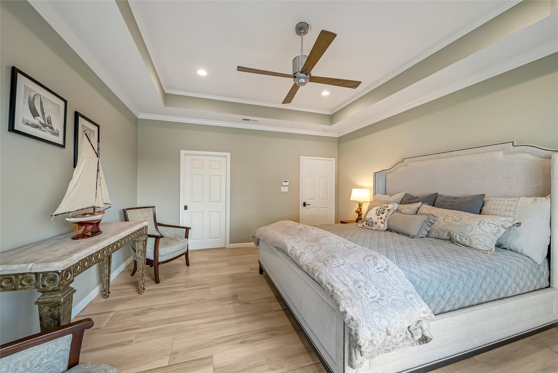 318 Bayshore Drive, Montgomery, TX 77356 Designed for both comfort and privacy, the expansive primary suite offers exceptional space to create your own retreat, while the adjoining left door provides direct access to the beautifully remodeled primary ensuite.