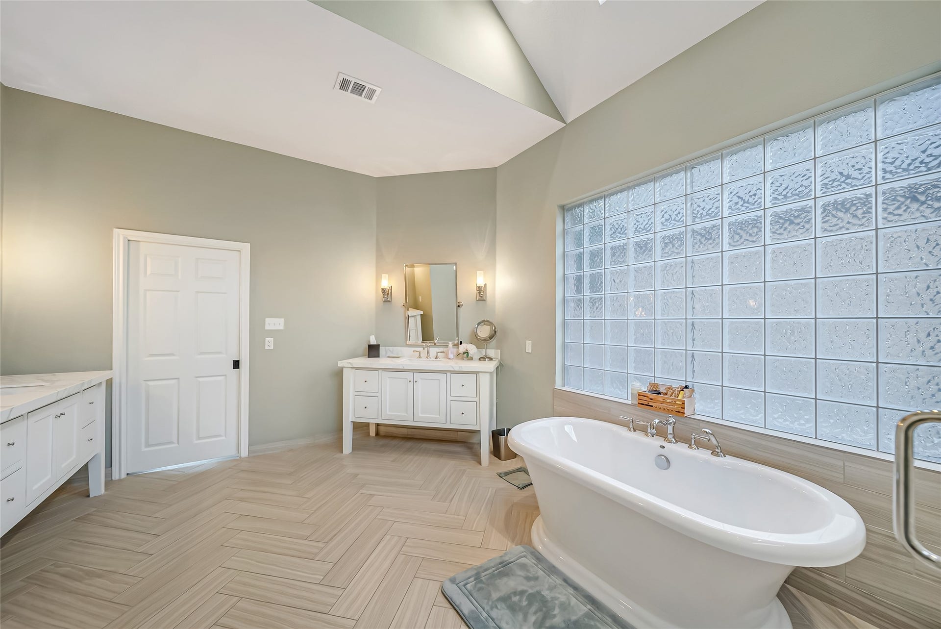 318 Bayshore Drive, Montgomery, TX 77356 A spacious primary ensuite is complemented by an oversized double vanity, offering ample storage, generous counter space, and the perfect blend of luxury and everyday convenience.
