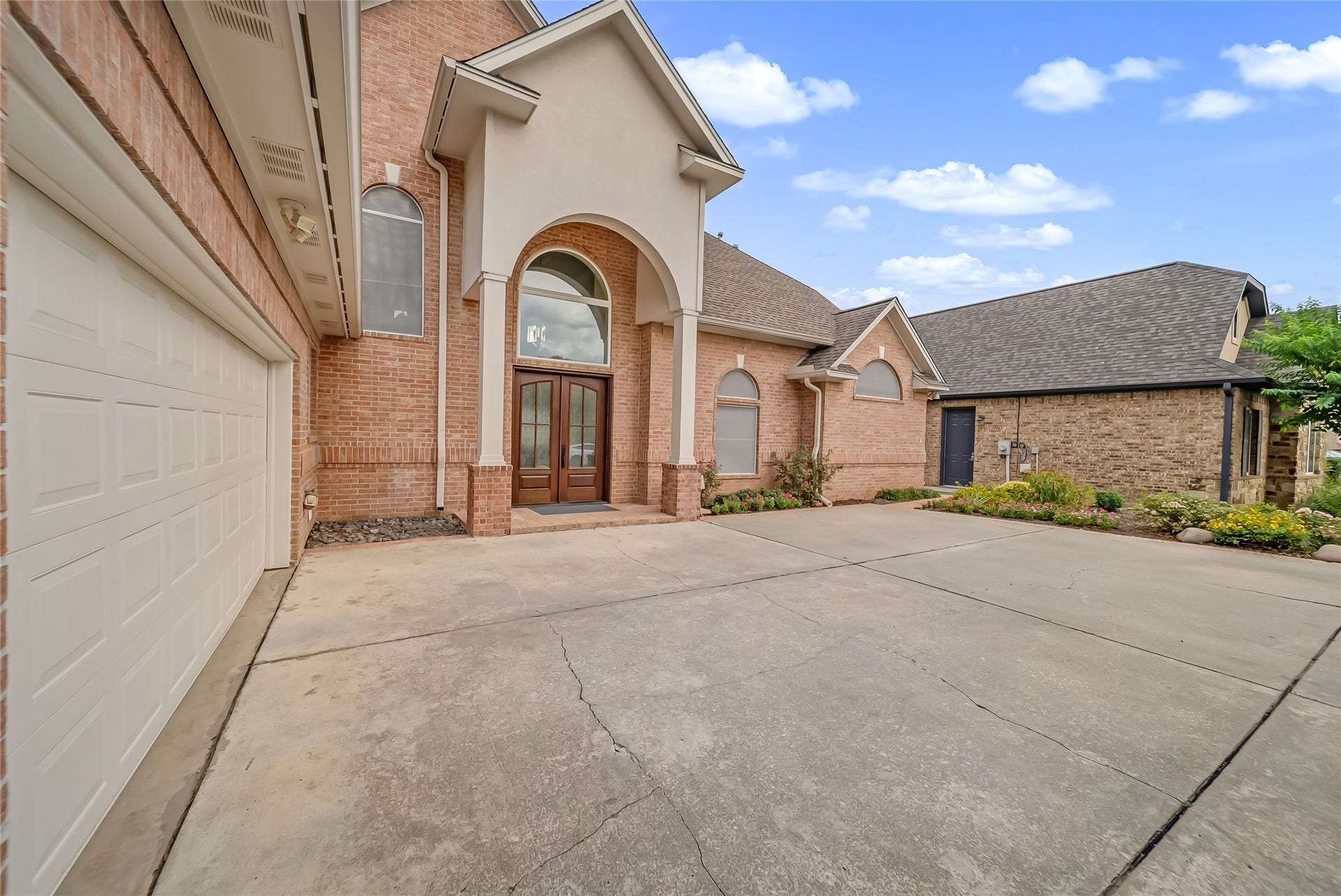 318 Bayshore Drive, Montgomery, TX 77356 Designed to impress while remaining effortlessly inviting, the home's grand entrance offers a sense of privacy, elegance, and everyday comfort from the moment you arrive.