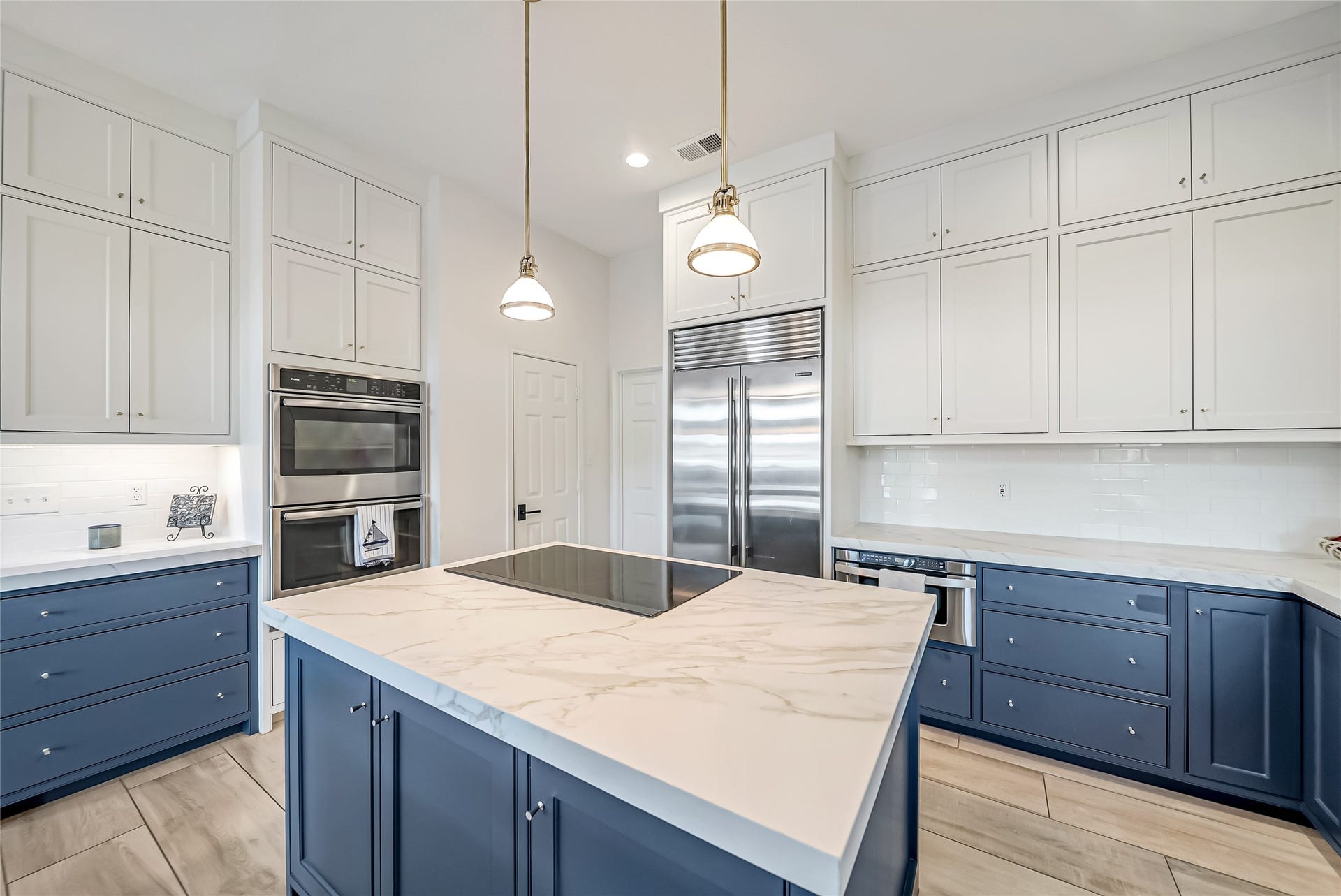 318 Bayshore Drive, Montgomery, TX 77356 Designed for exceptional functionality, the kitchen offers full-wall custom cabinetry for abundant storage, along with seamless access to a spacious walk-in pantry, dedicated laundry room, and attached garage.