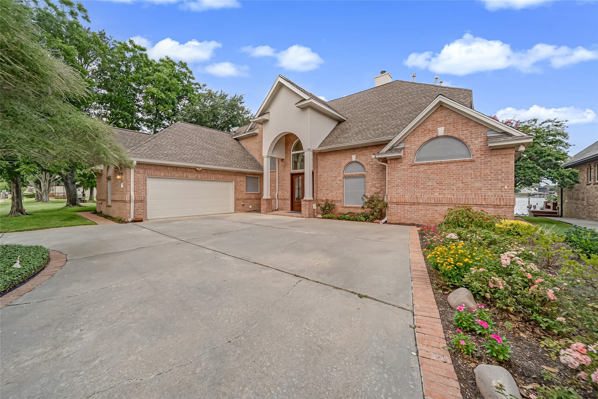 318 Bayshore Drive, Montgomery, TX 77356 Experience luxury and exceptional lakefront living in this beautifully updated 2-story, 4-bedroom, 2.5-bathroom residence featuring an open-concept layout, designer finishes, and captivating lake views from nearly every room.