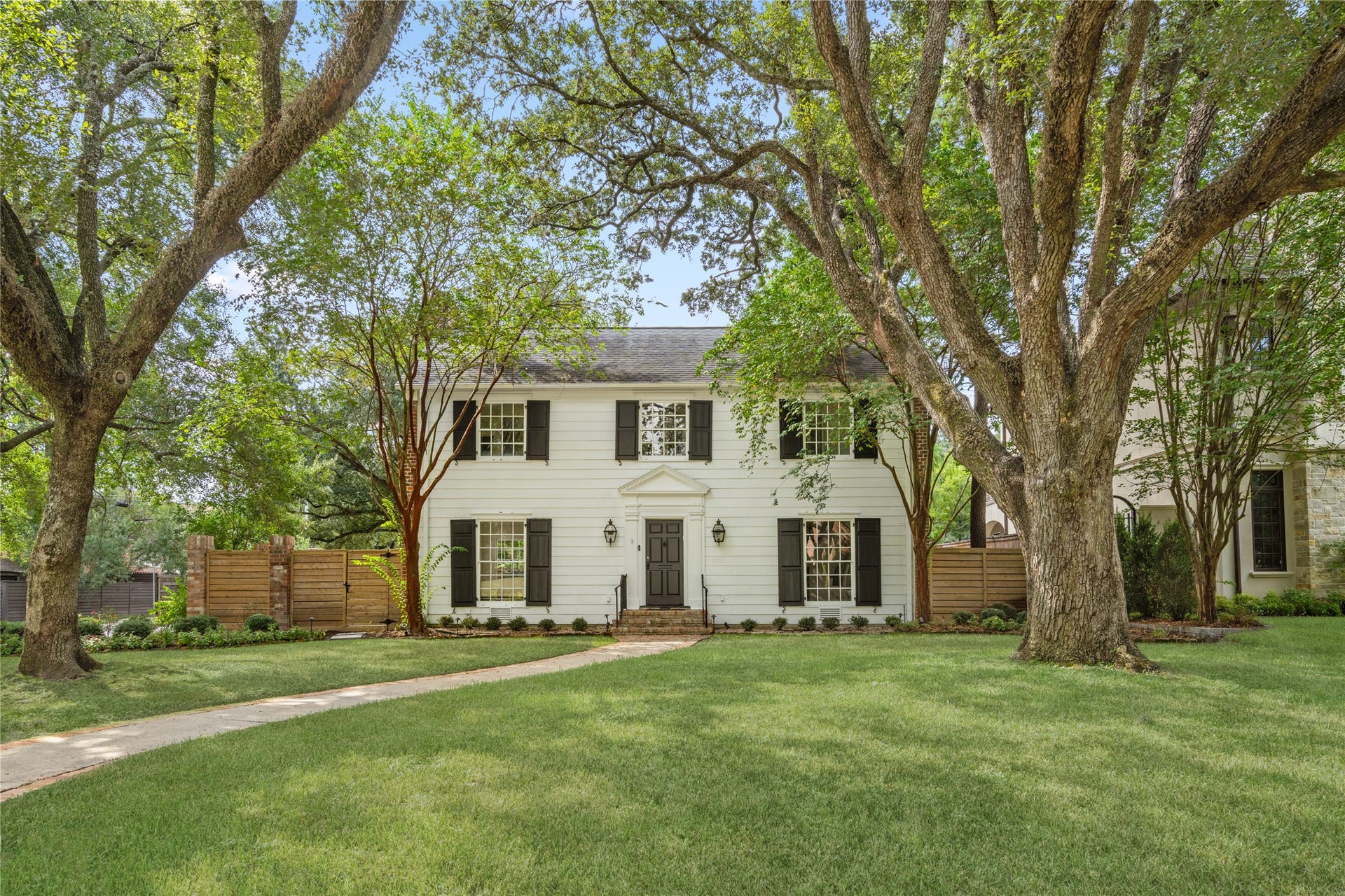 3105 Locke Lane, Houston, TX 77019 Welcome to 3105 Locke Ln, a classic colonial home with timeless curb appeal, framed by mature trees and manicured landscaping on a prominent River Oaks corner lot.