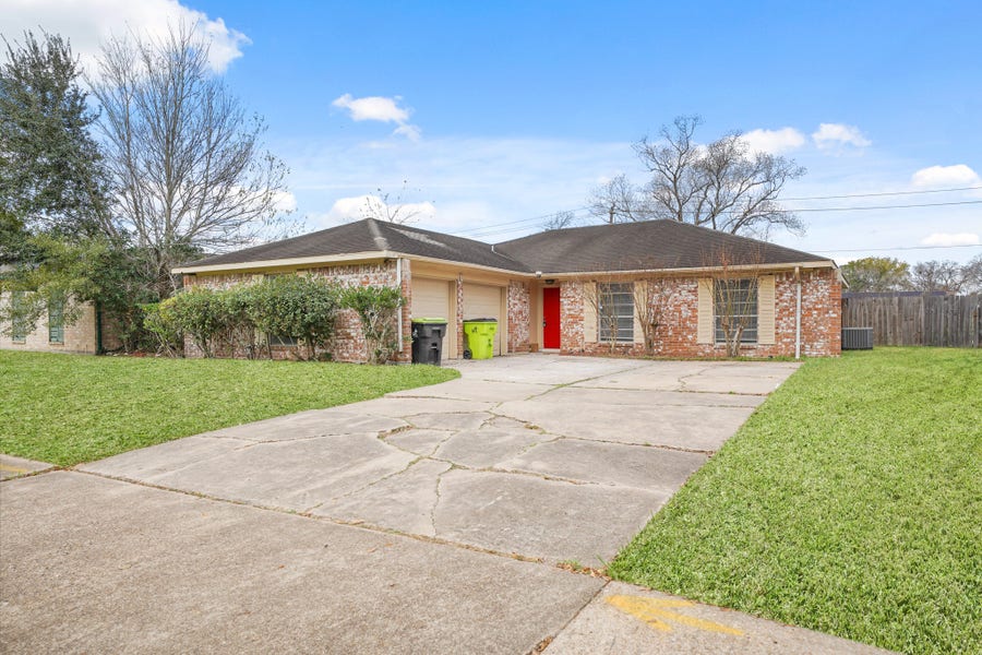Property photo for 2402 Hilton Head Drive, Missouri City, TX