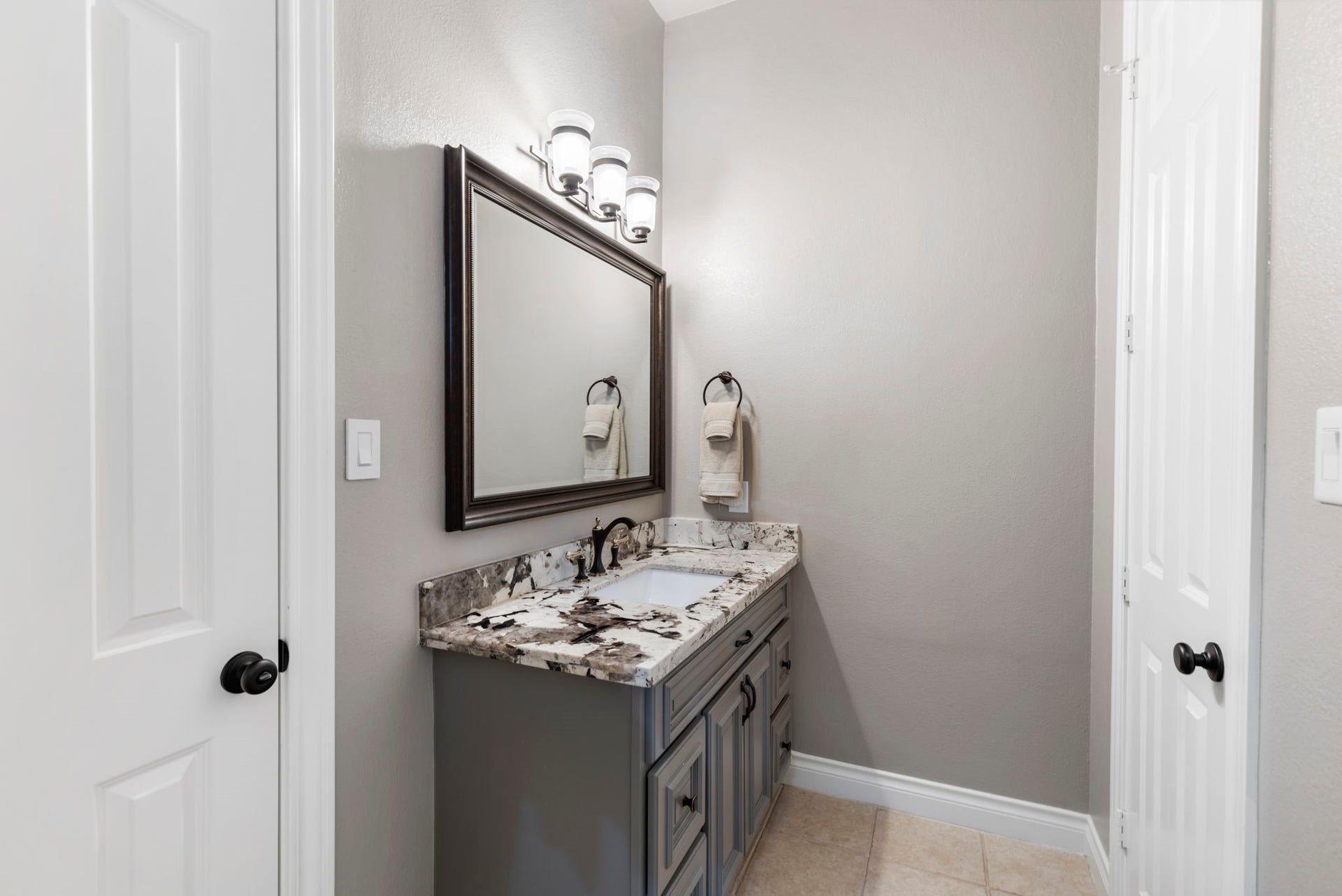 7930 Spring Village Drive, Spring, TX 77389 En suite bath in secondary bedroom.